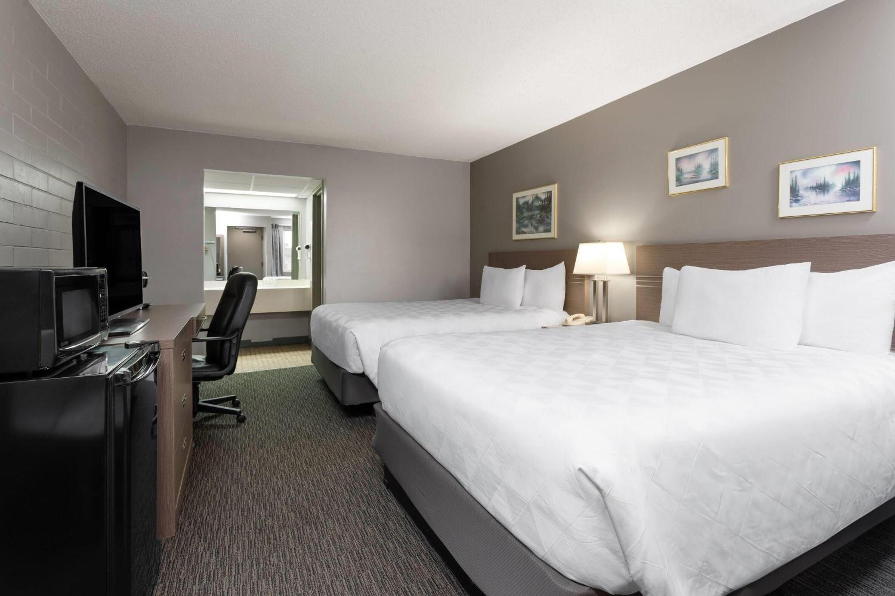 Queen Room with Two Queen Beds - Ground Floor/Non-Smoking - Photo 2