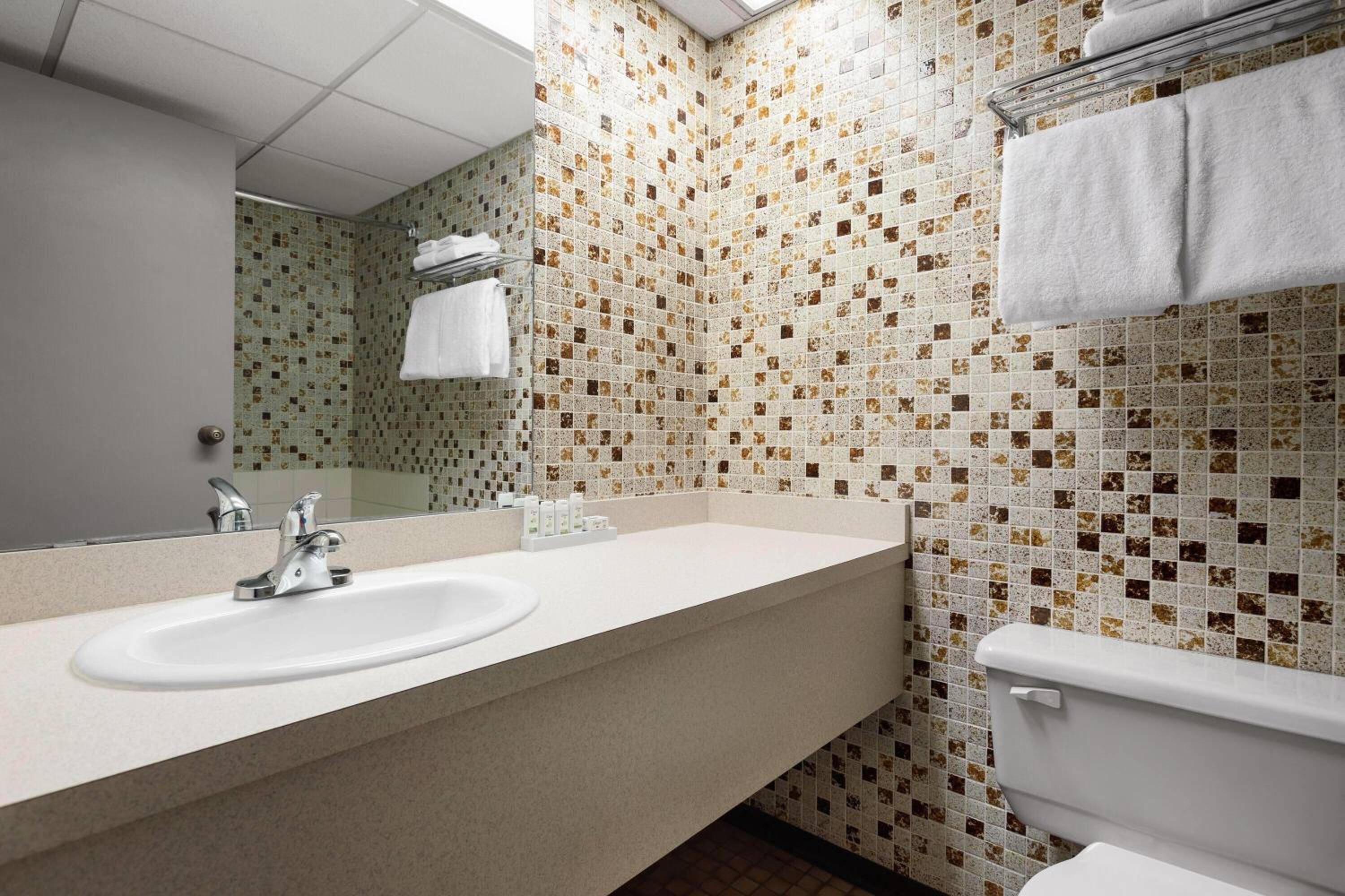King Suite with Jetted Tub and Full Kitchen - Non-Smoking - Photo 2