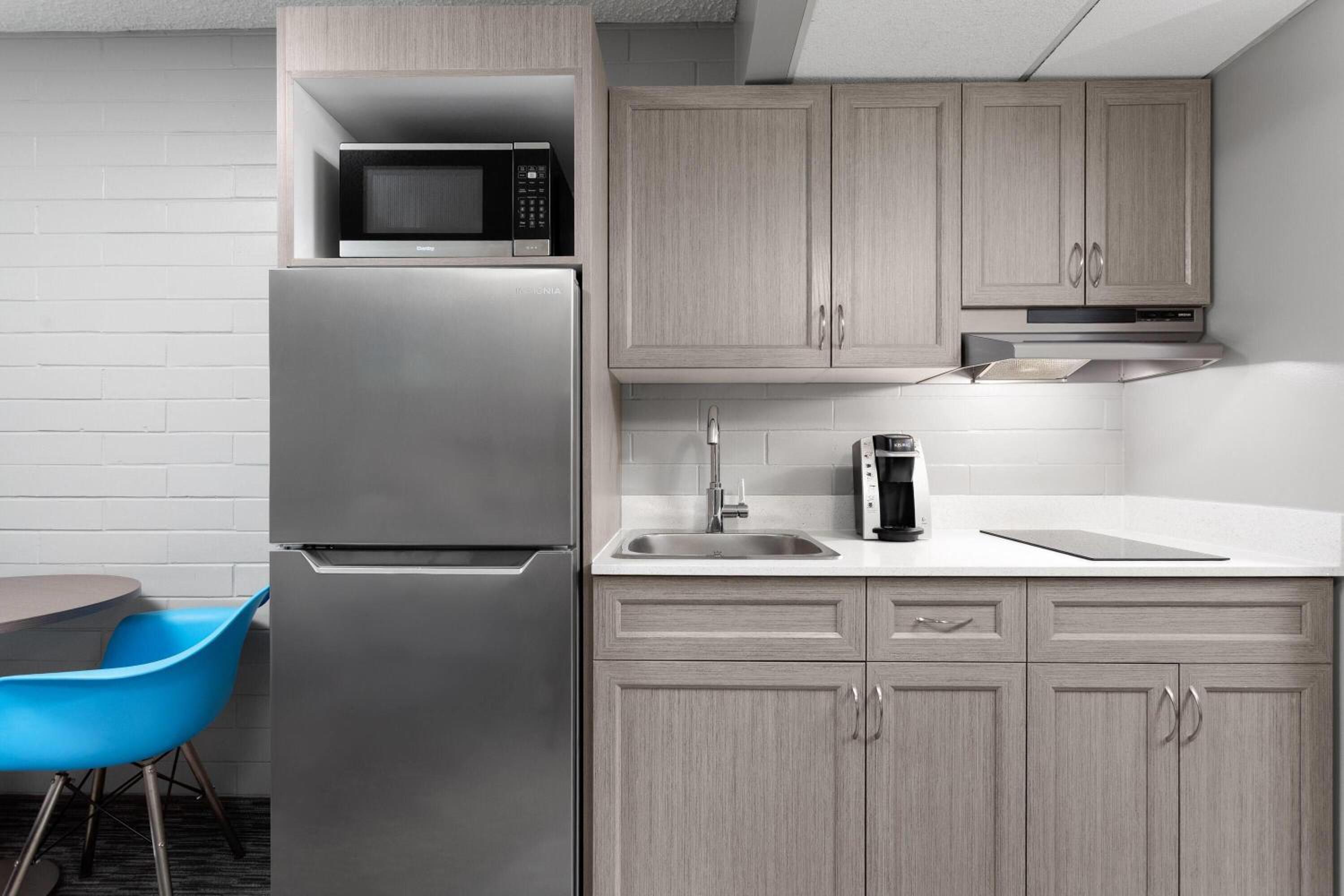 Deluxe Queen Room with Kitchenette - Non-Smoking - Photo 5