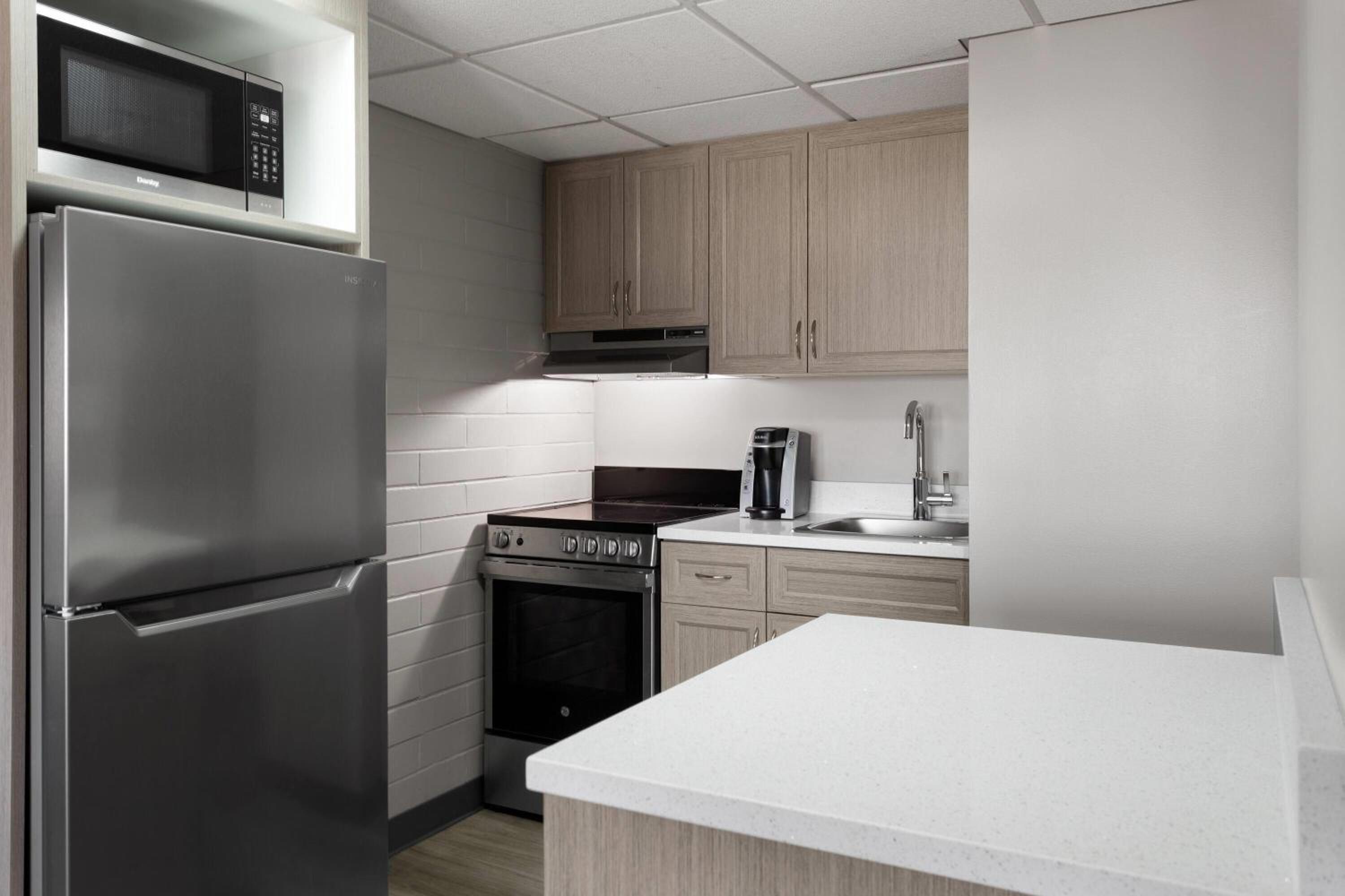 Deluxe King Room with Full Kitchen - Non-Smoking - Photo 1