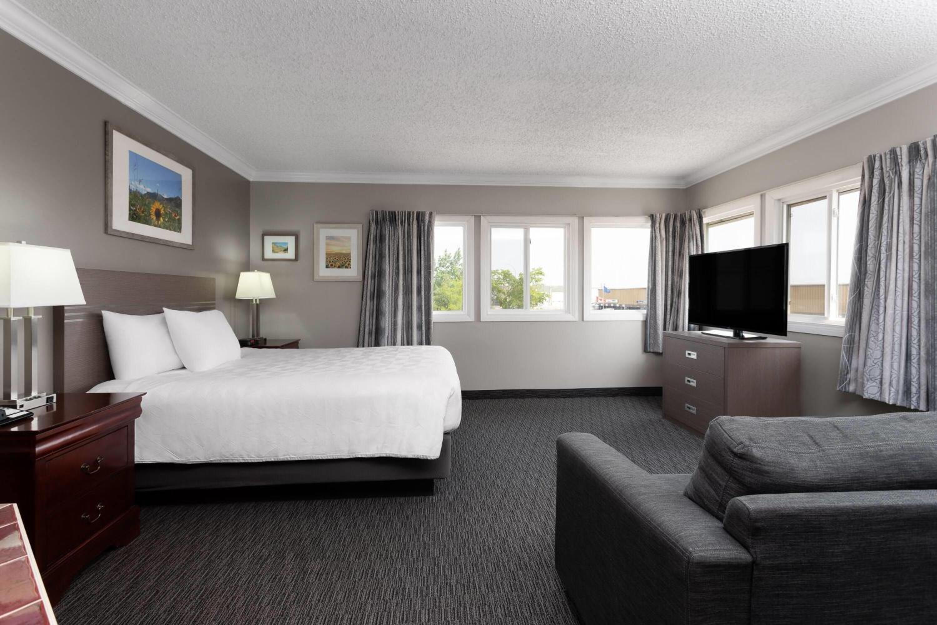 Queen Suite with Jetted Tub and Full Kitchen - Non-Smoking - Photo 5