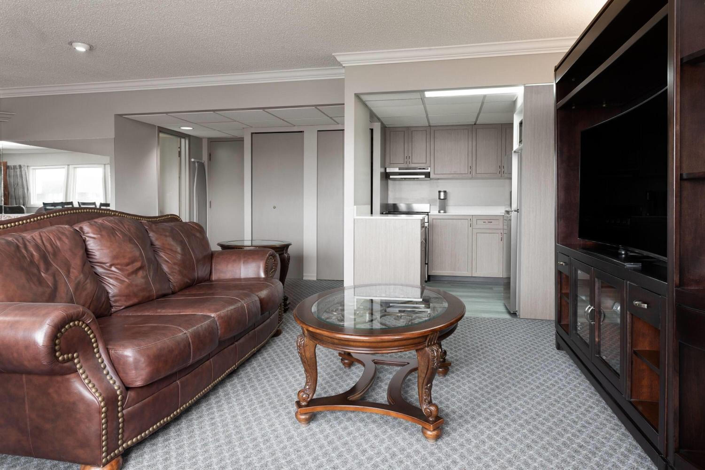 King Suite with Jetted Tub and Full Kitchen - Non-Smoking - Photo 4