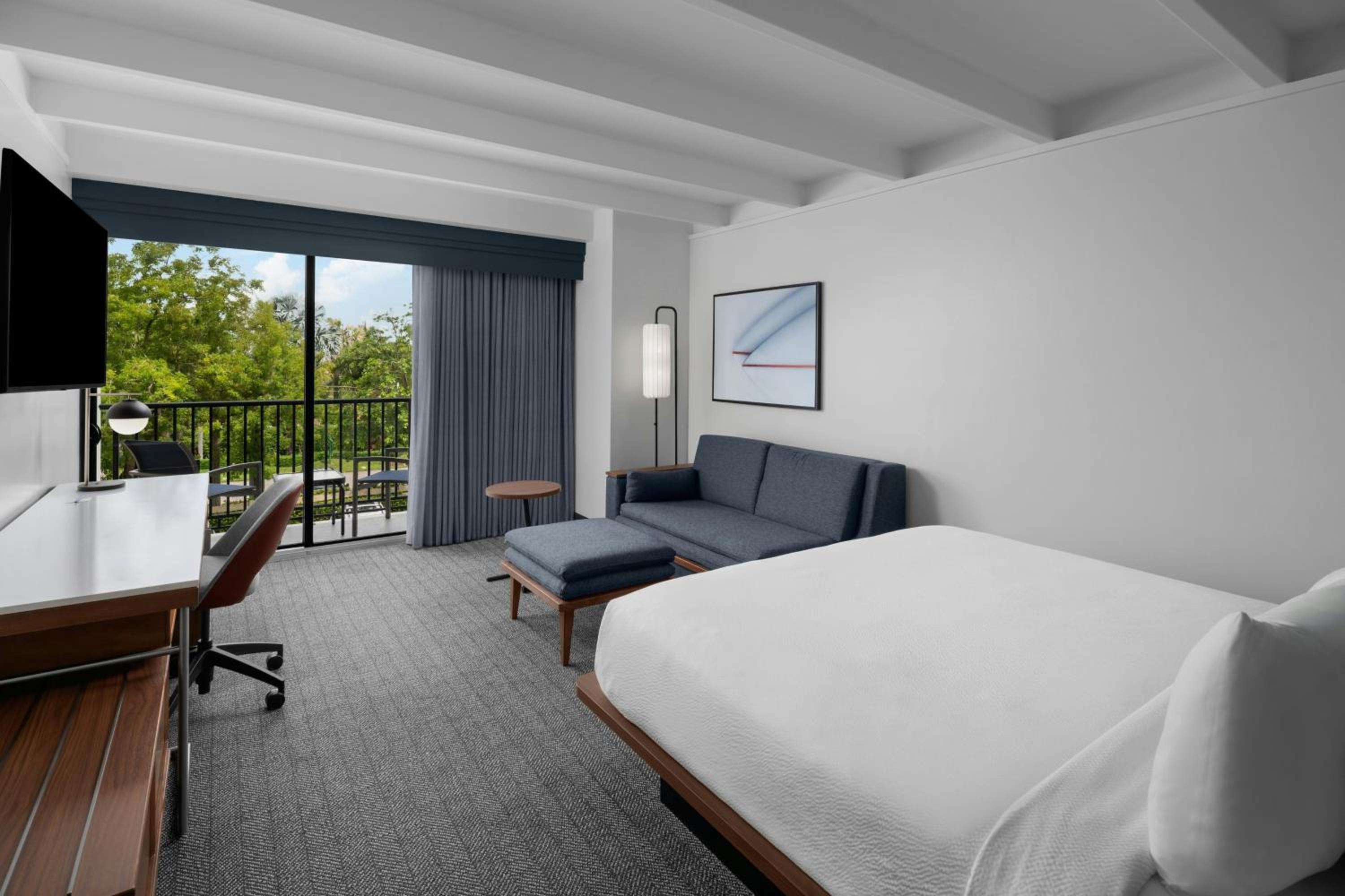 King Room with Balcony and Adapted Tub - Mobility Accessible