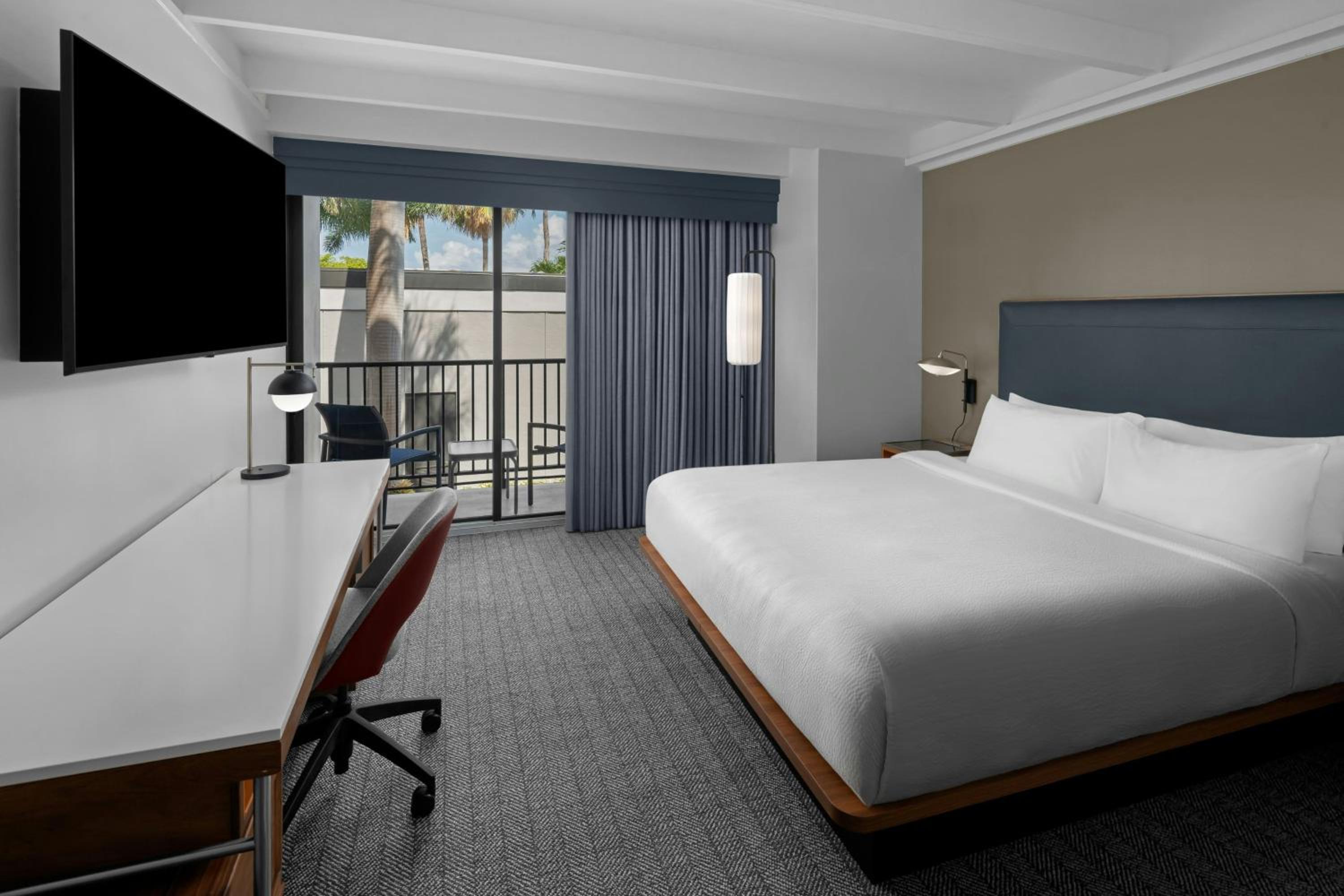 King Room with Balcony and Adapted Tub - Mobility Accessible
