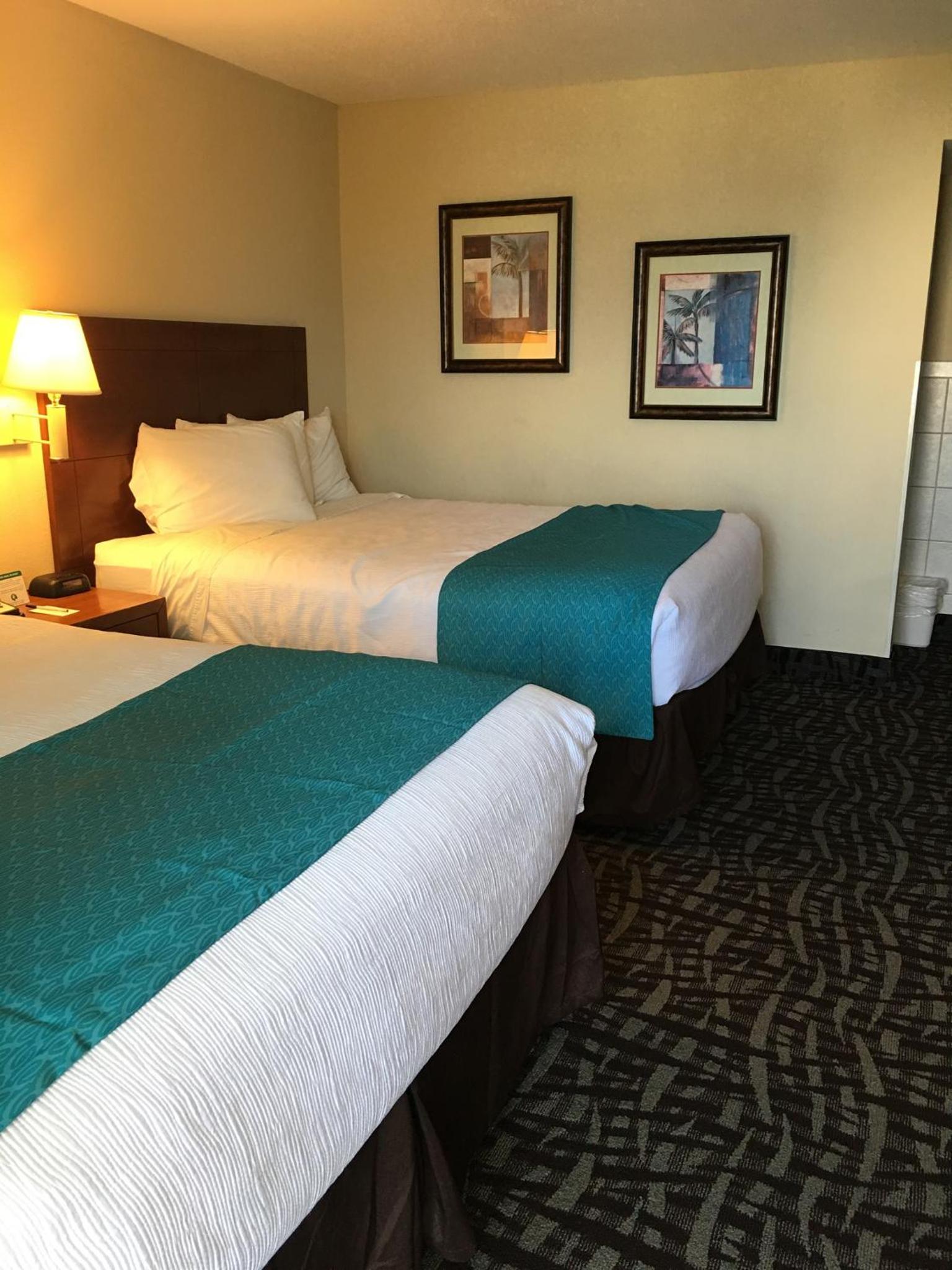 Standard Queen Room with Two Queen Beds - Photo 3