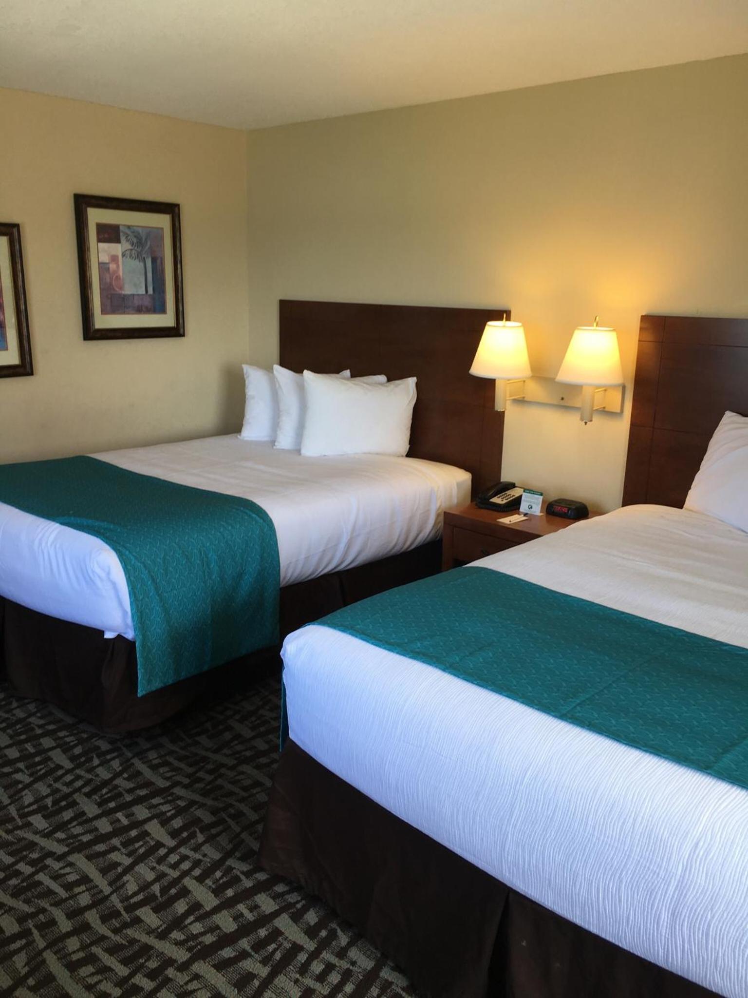 Standard Queen Room with Two Queen Beds - Photo 2