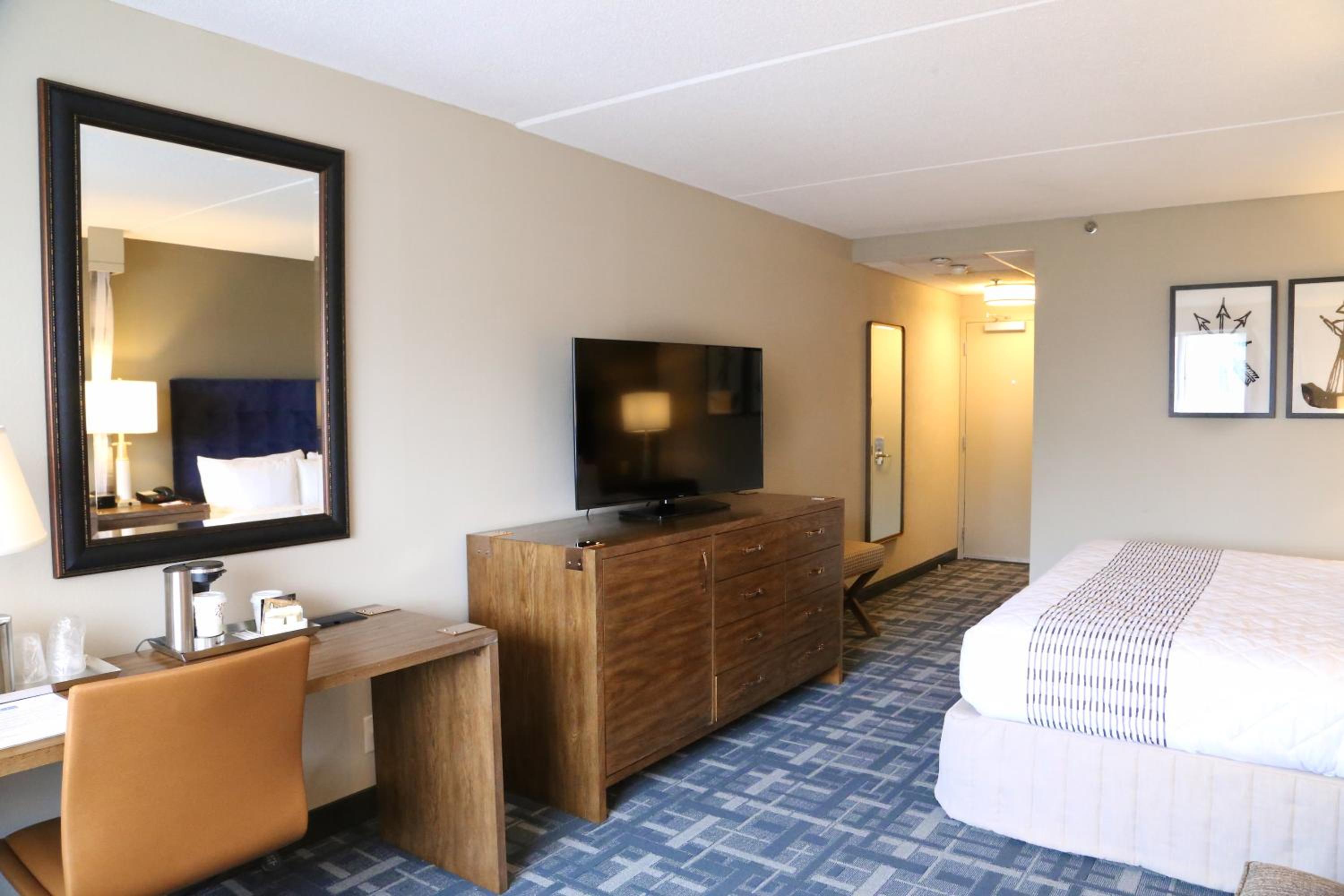 Standard Room with One King Bed - Photo 6