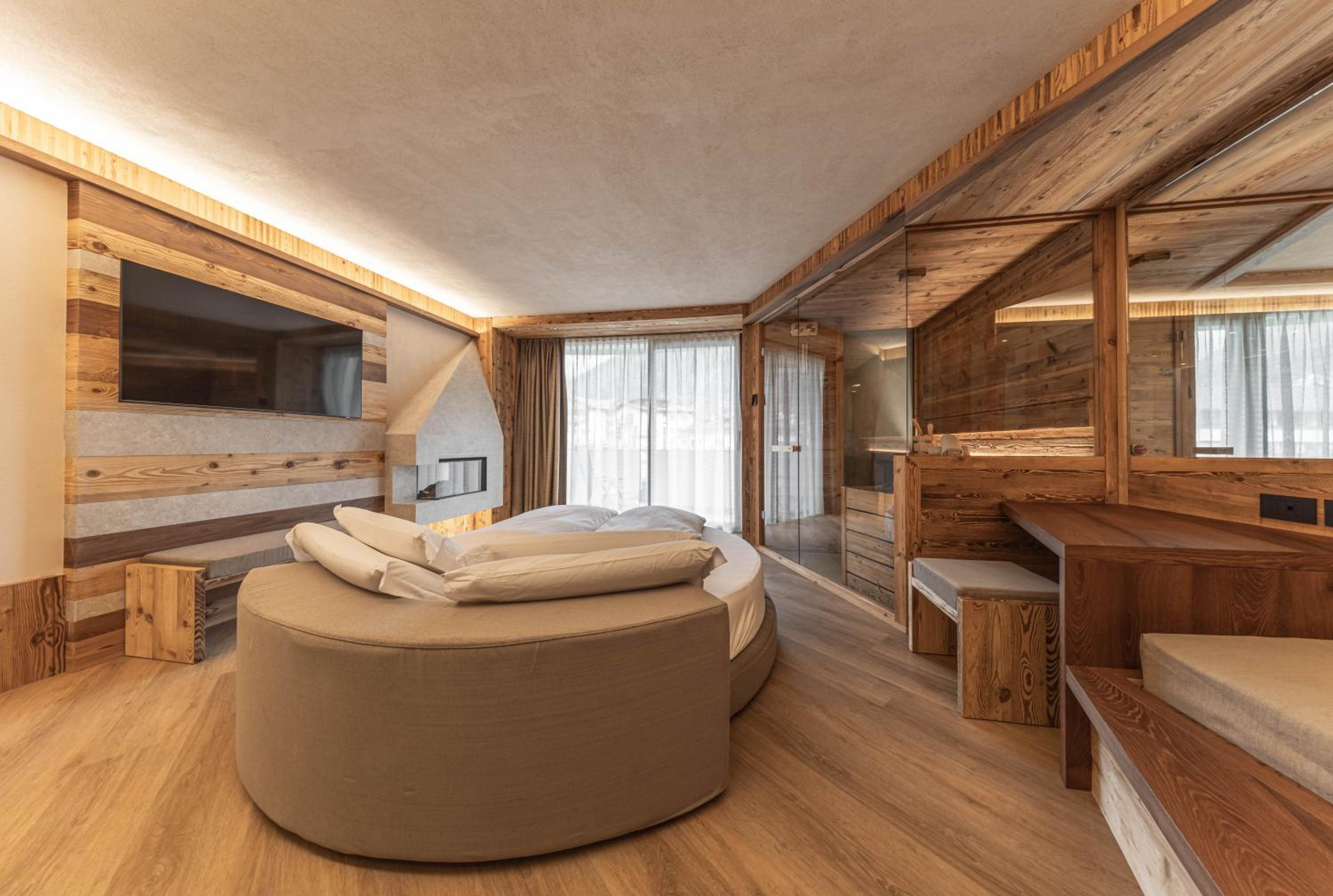 Queen Suite with Spa Bath