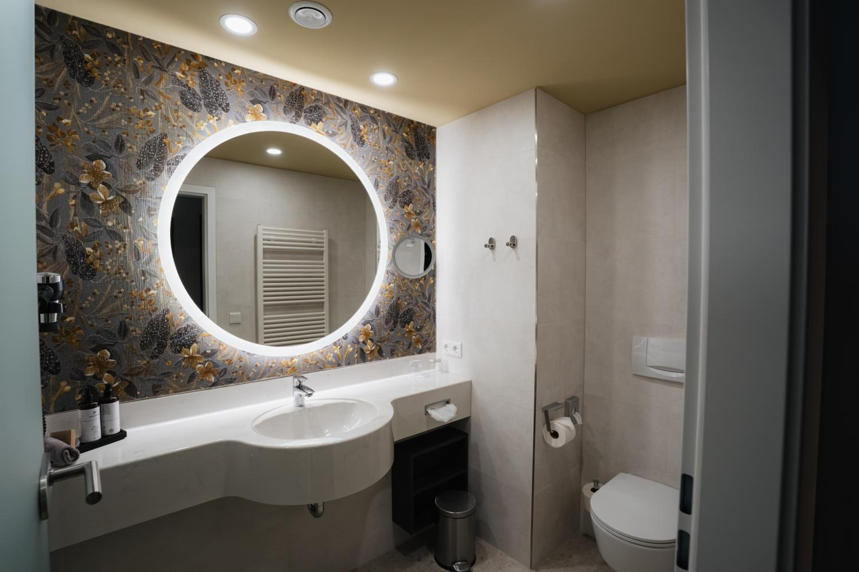 Queen Room photo 1