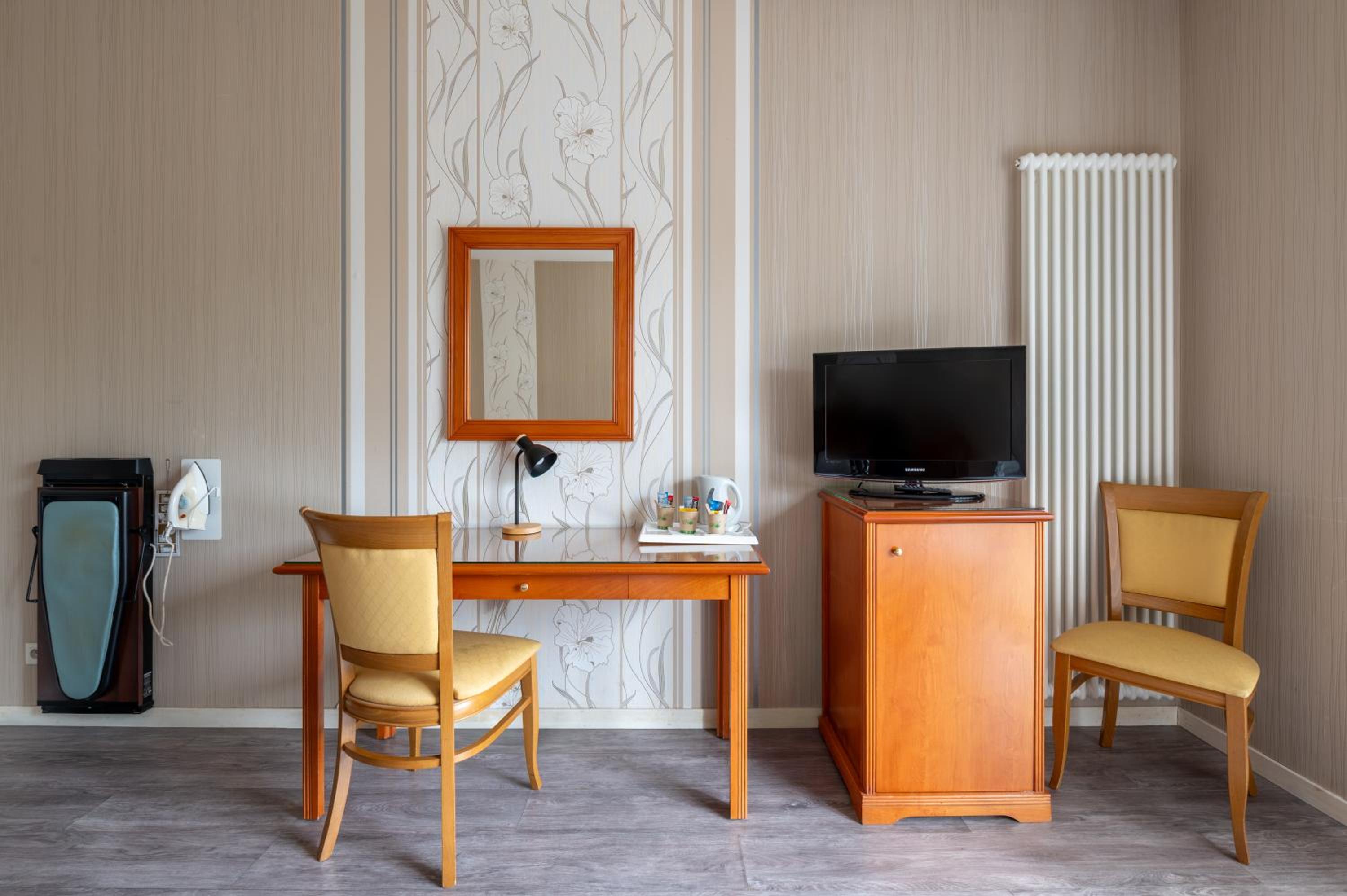 Superior Family Room - Photo 7