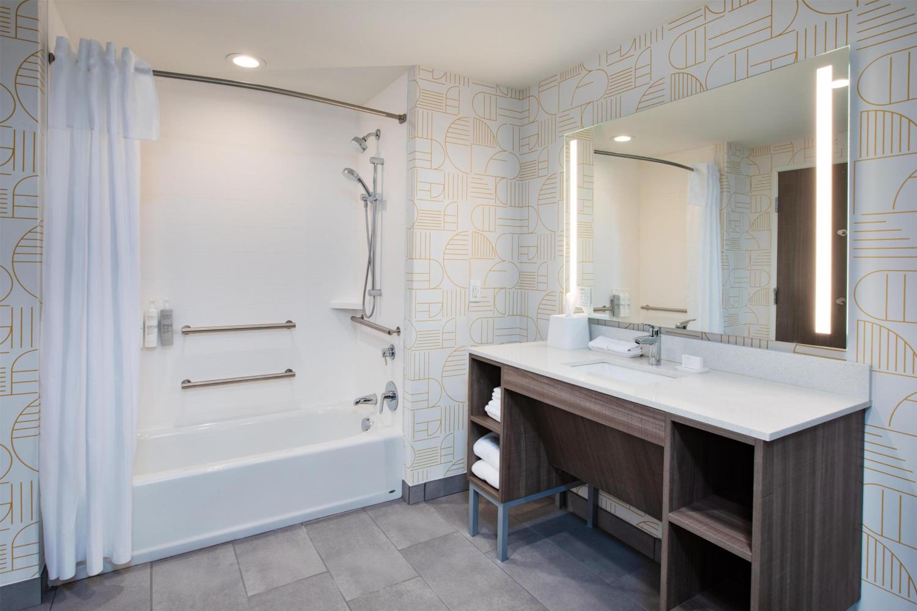 One-Bedroom King Suite with Bath Tub - Disability Access - Photo 4