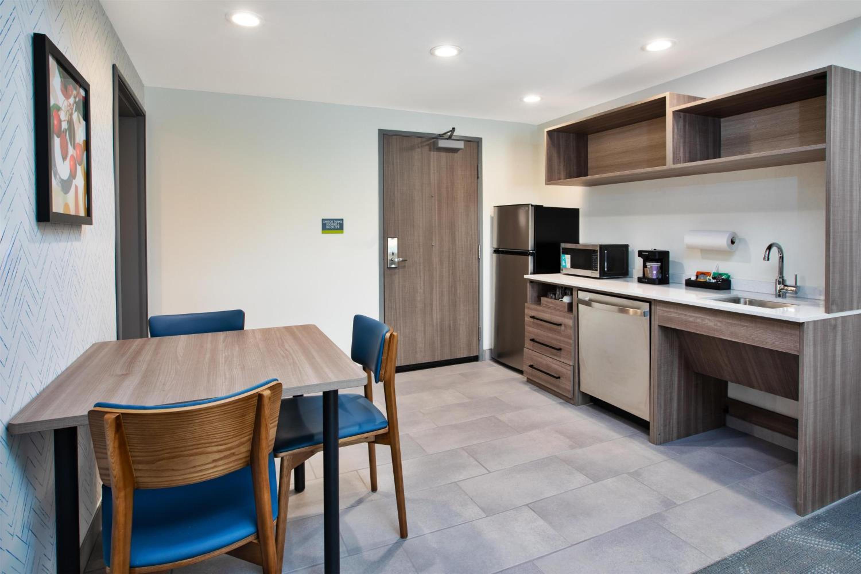 One-Bedroom King Suite with Bath Tub - Disability Access - Photo 3