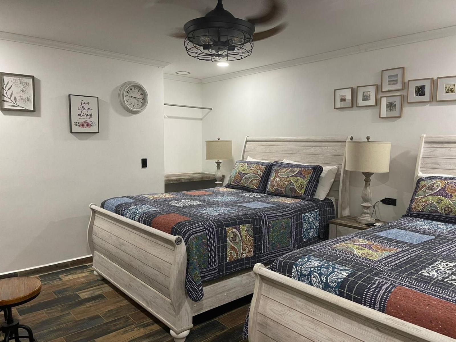 Queen Room with Two Queen Beds photo 3