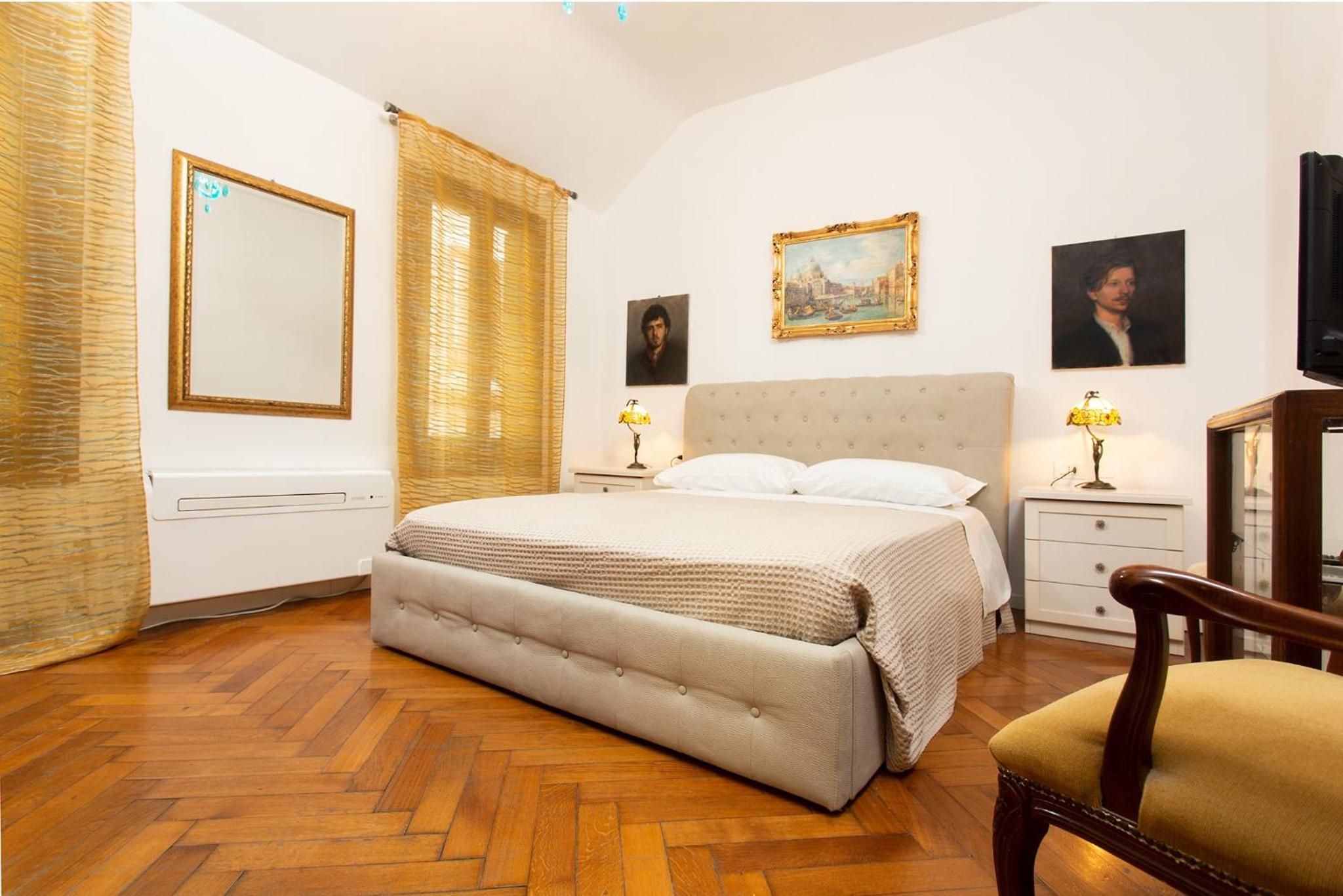 Appartamento con due camere vista strada
