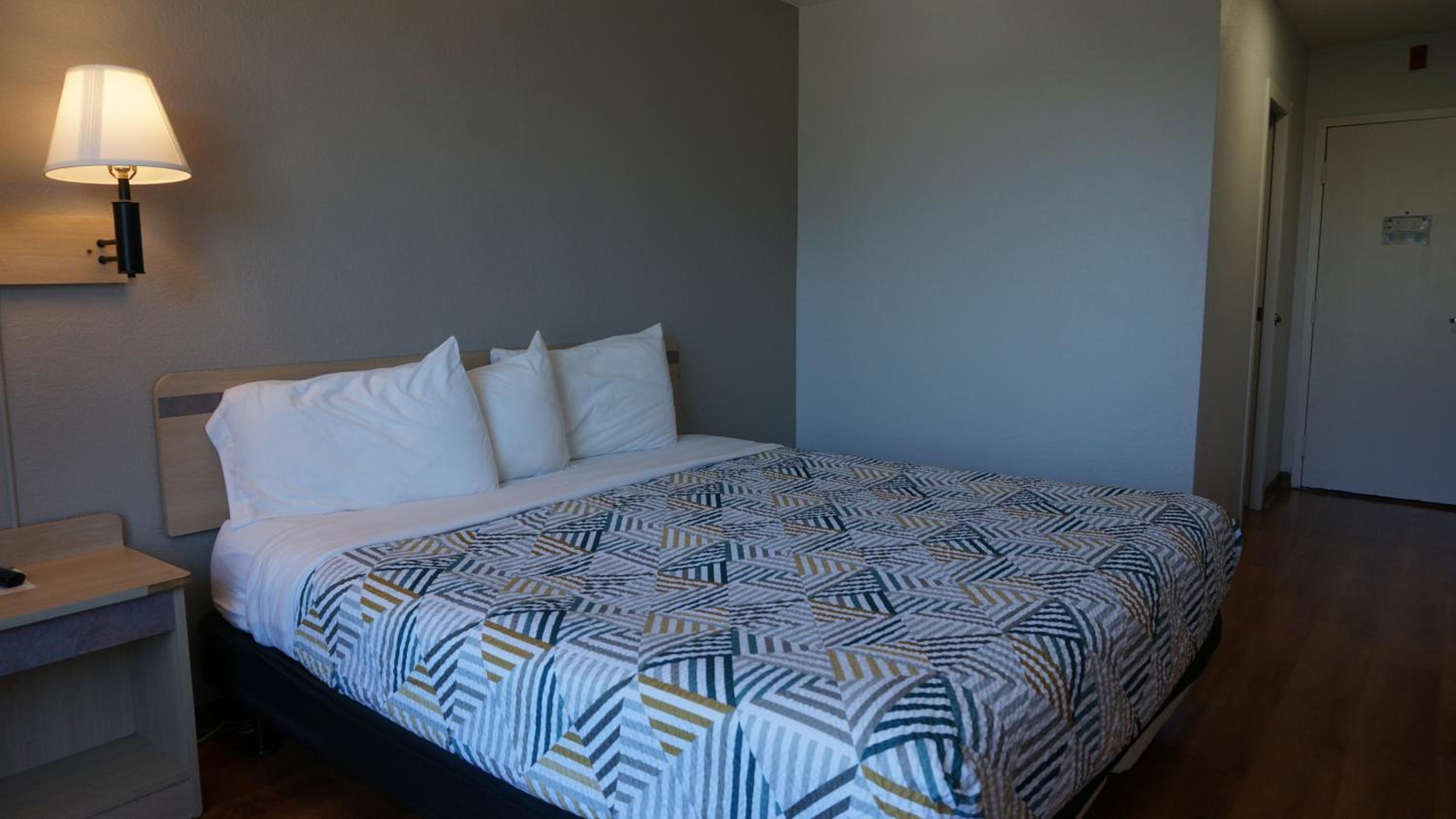 1 King Bed | Non-Smoking | Mini Fridge photo 1
