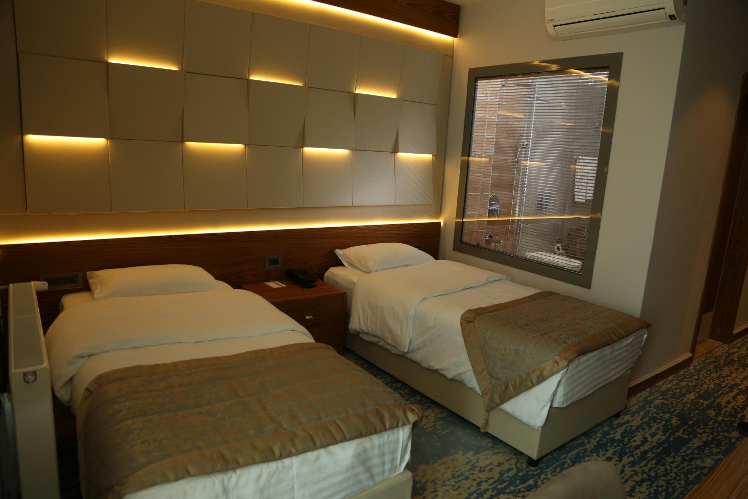 Double Room with Side Sea View - Photo 1