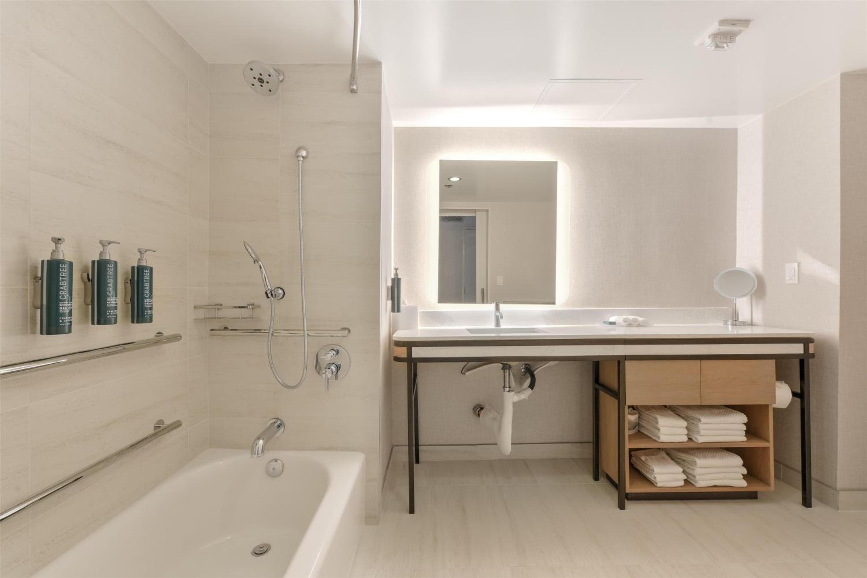 Queen Room with Pool View and Bath Tub - Mobility Accessible