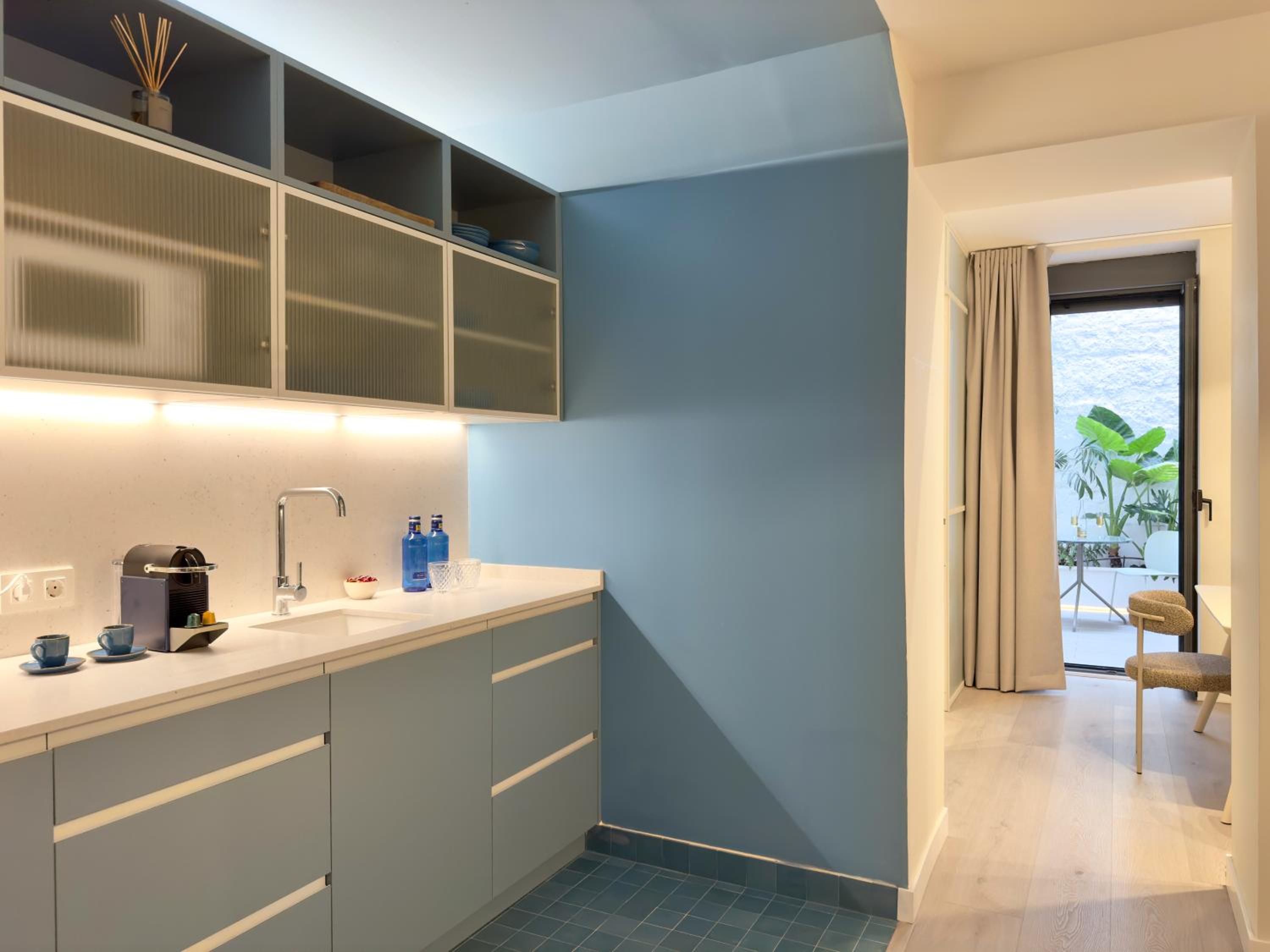 Deluxe One Bedroom Apartment with Patio