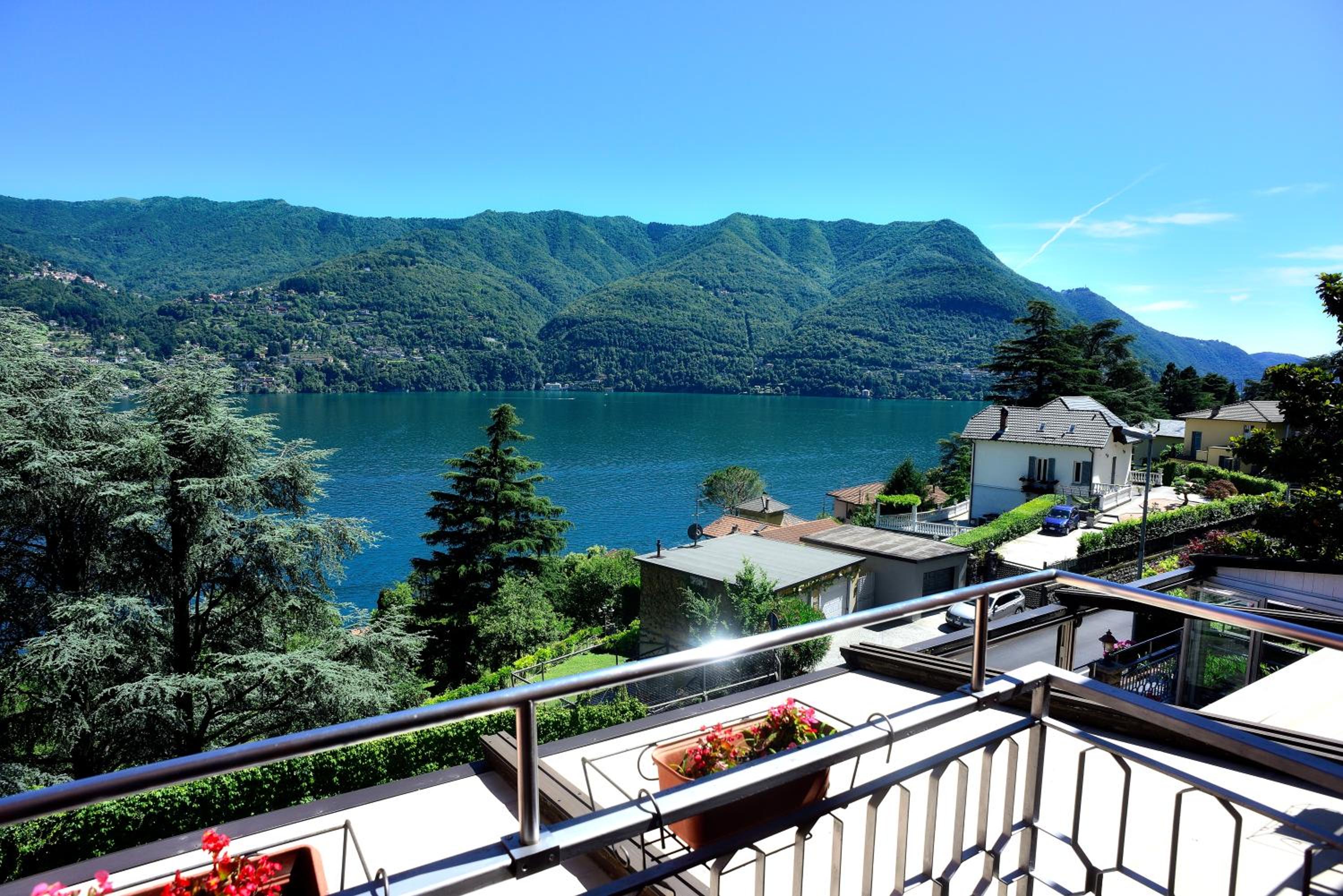 Double Room with Lake View and Balcony photo 2
