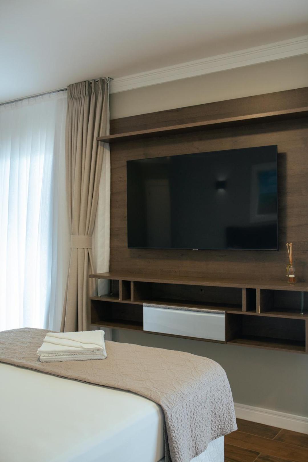 Suite with Lake View