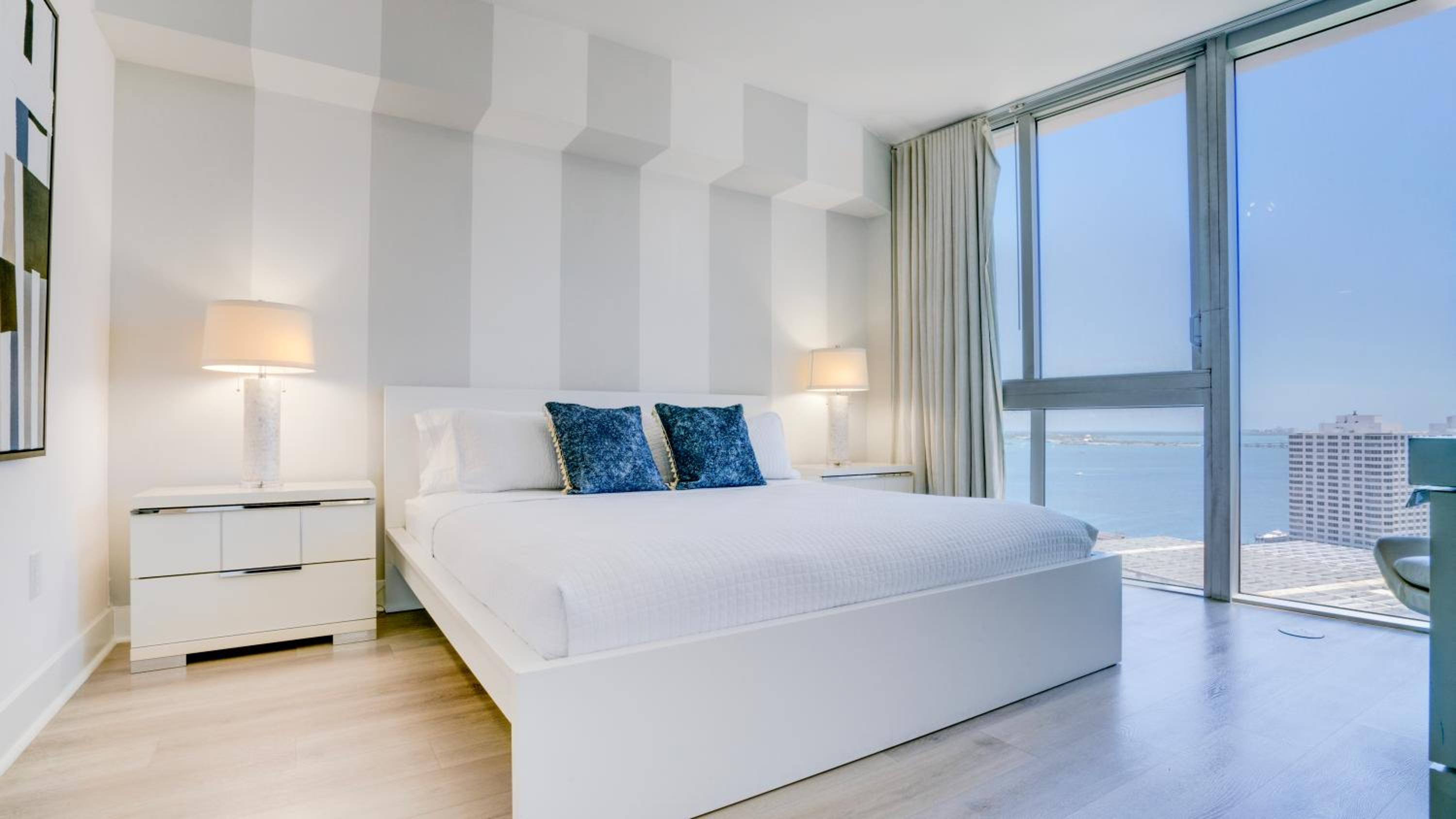 Two-Bedroom Apartment with Balcony and Sea View photo 3