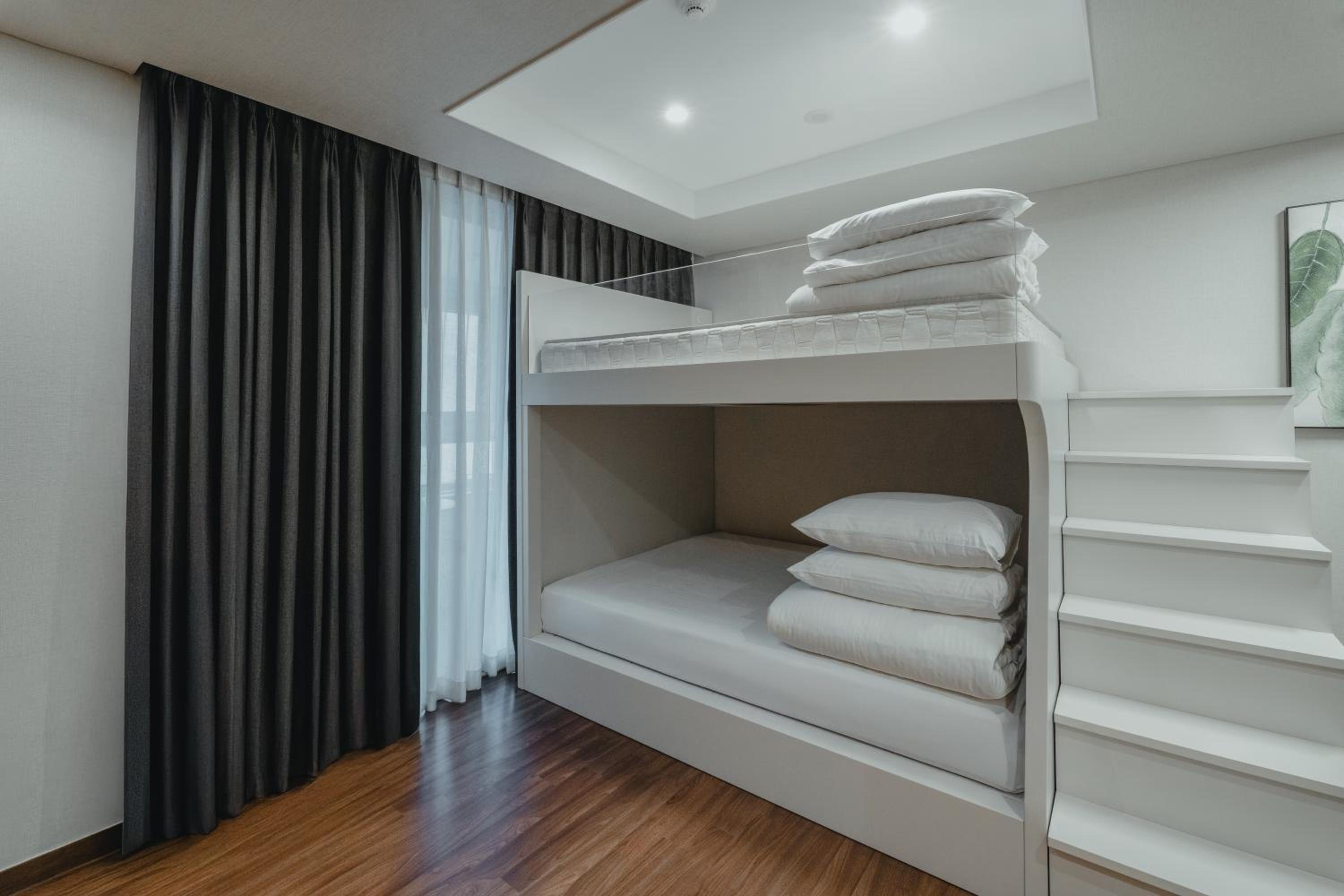 Standard Queen Room with Two Queen Beds photo 3