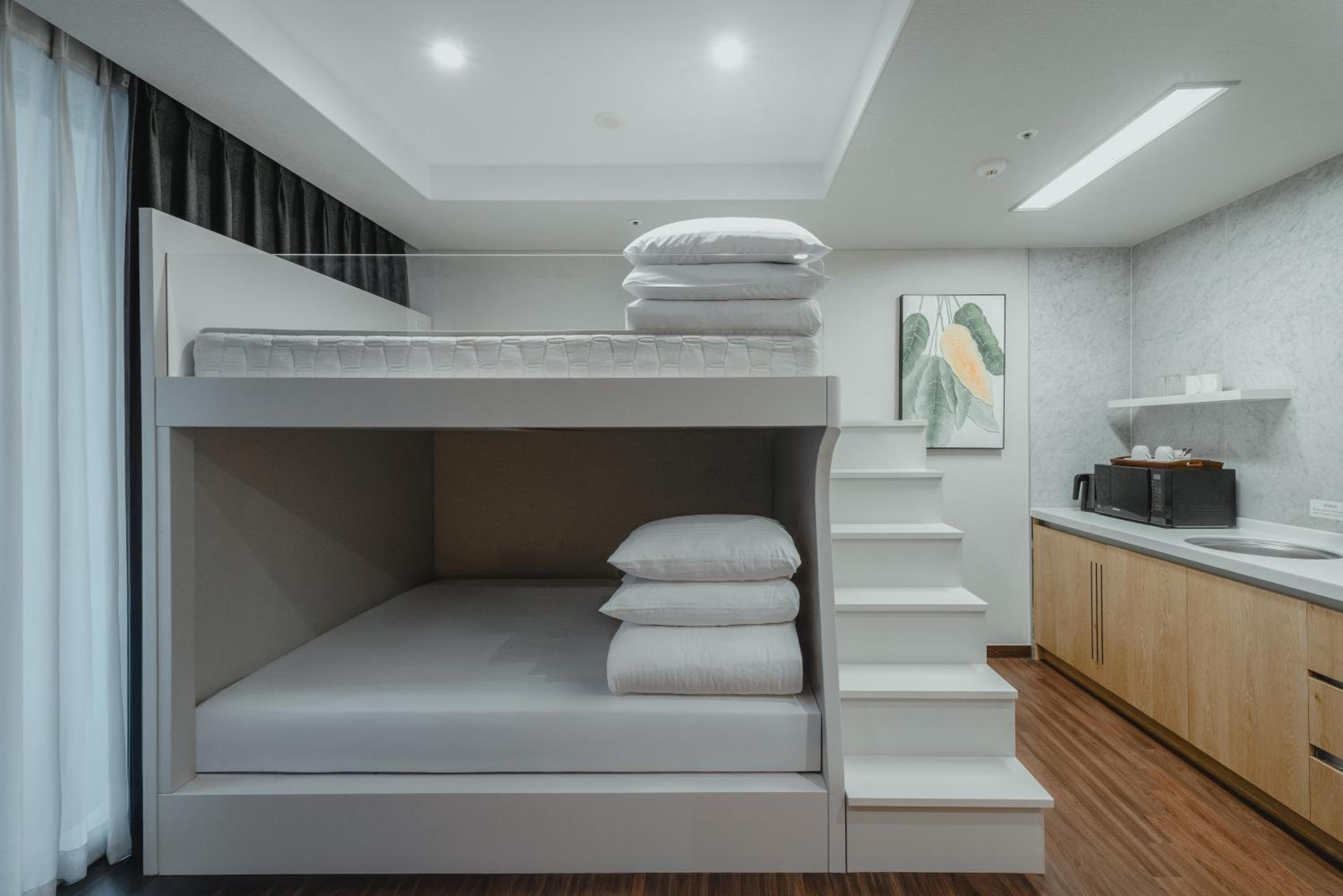 Standard Queen Room with Two Queen Beds photo 2