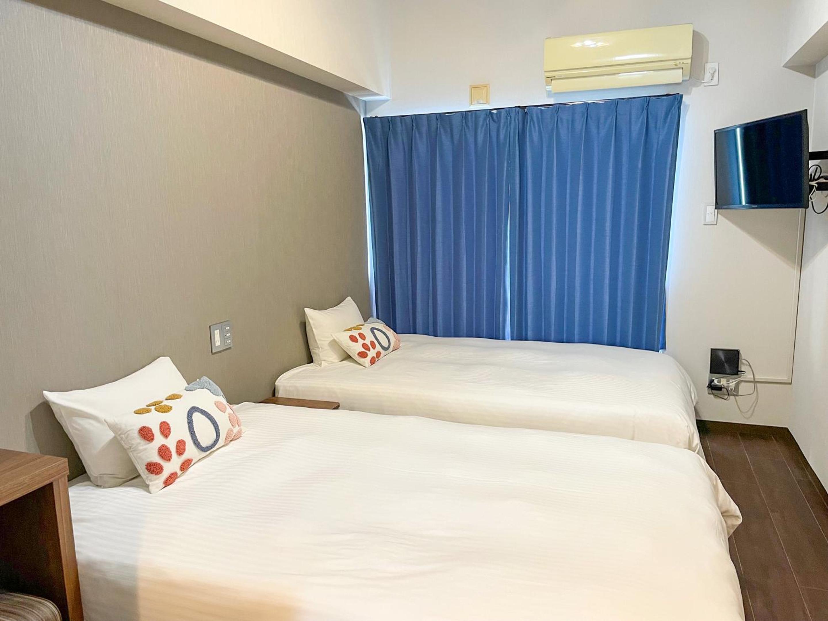 Twin Room with Bath - Photo 3