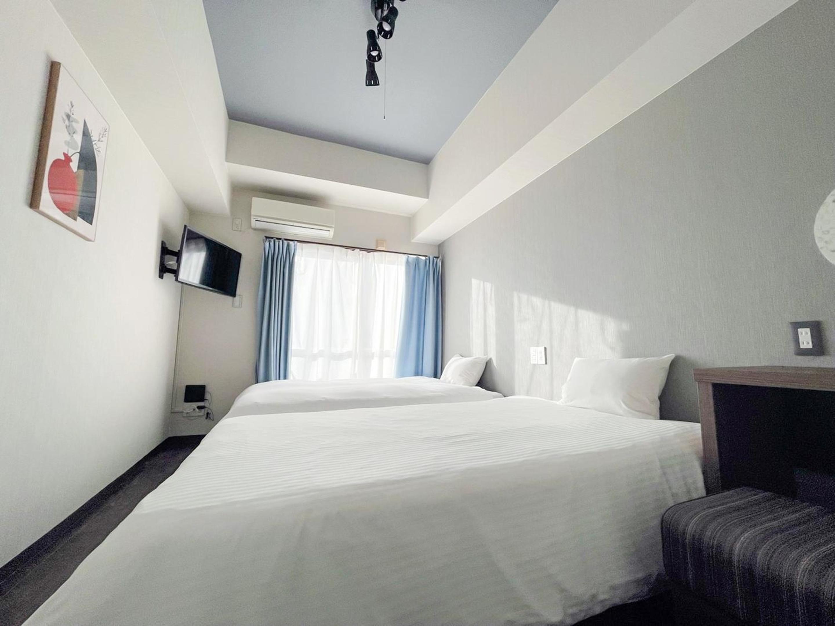 Twin Room with Bath - Photo 1