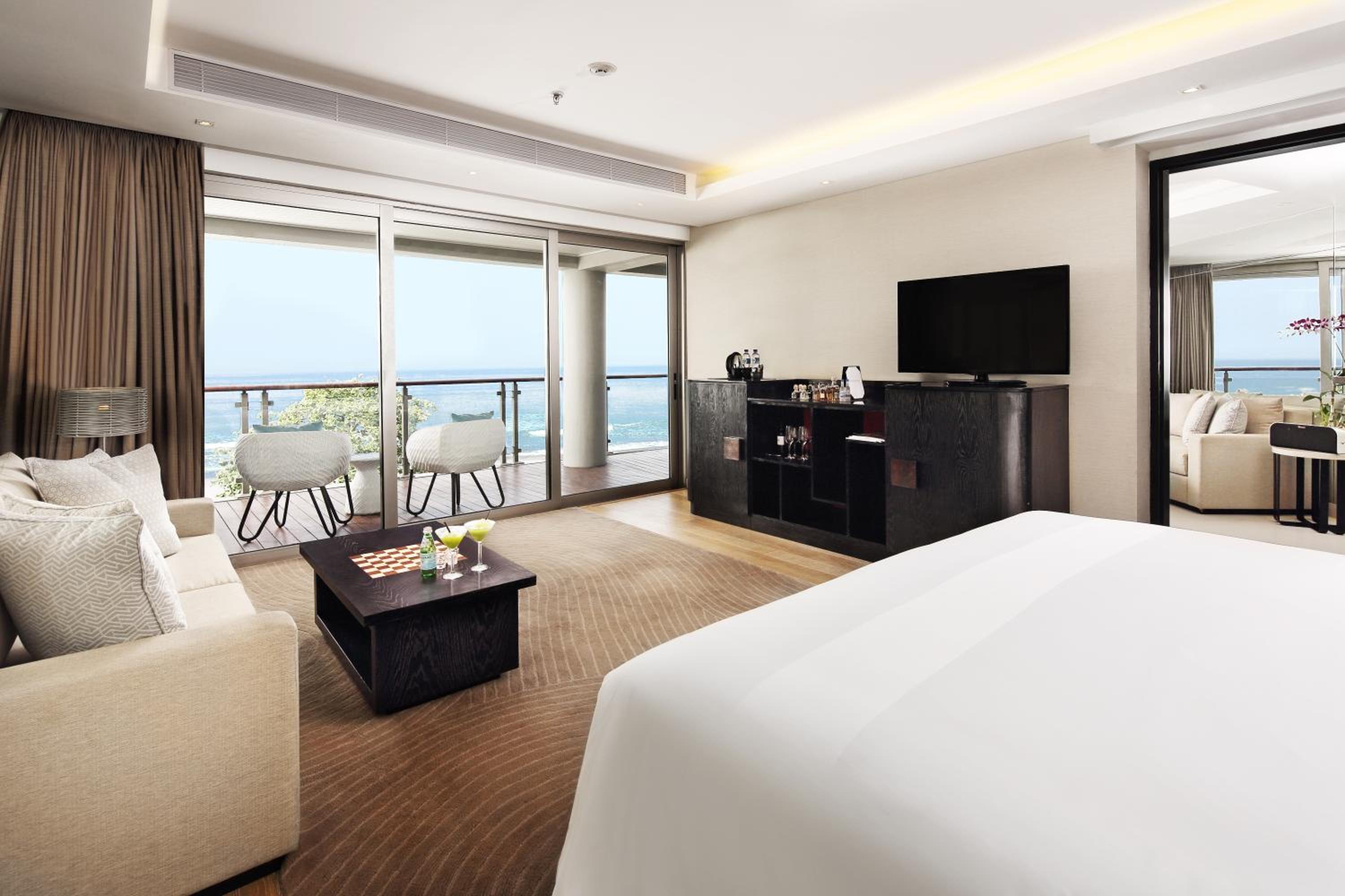 Two-Bedroom Deluxe Suite Ocean View thumbnail 5