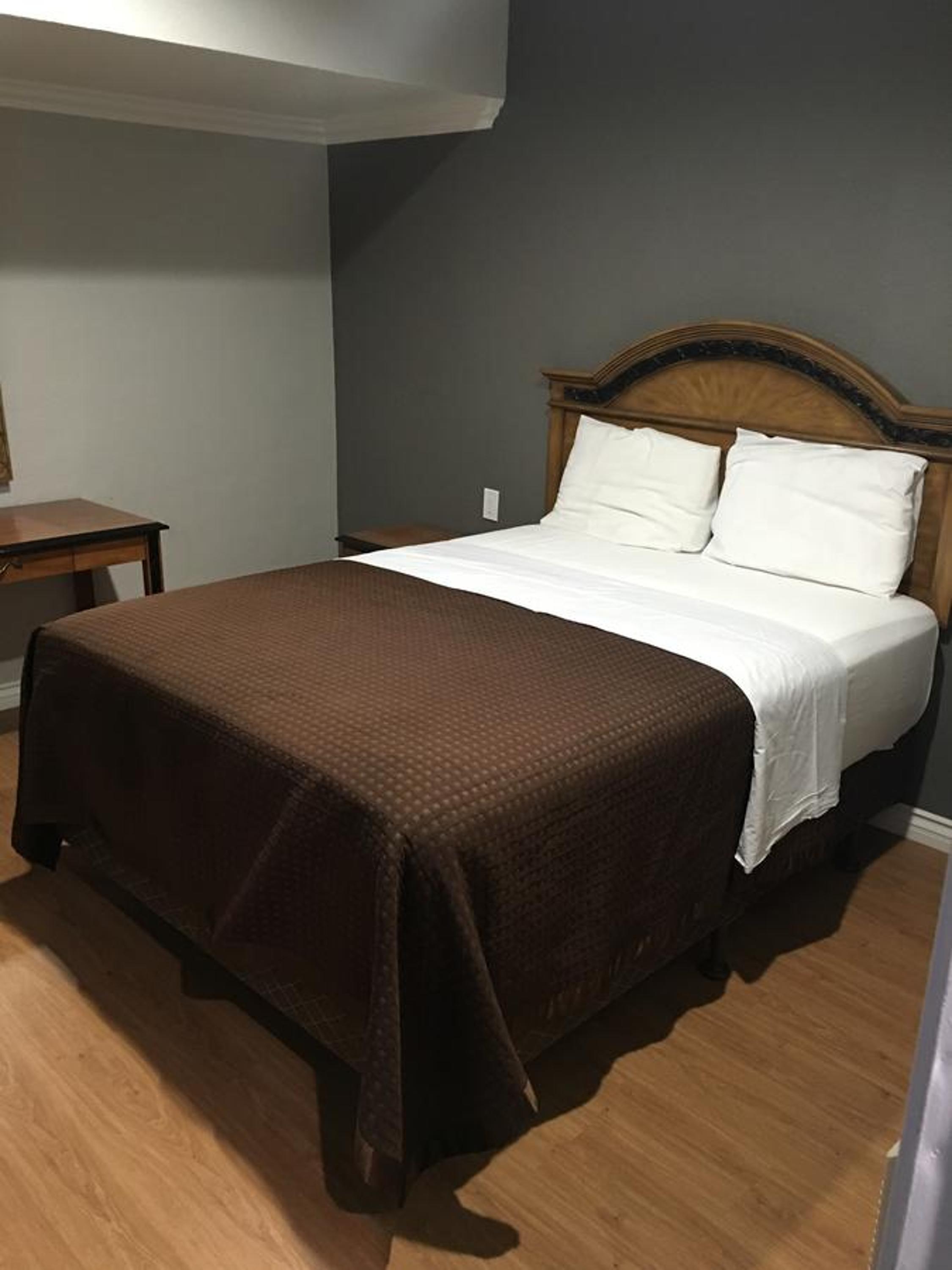 Queen Room photo 2