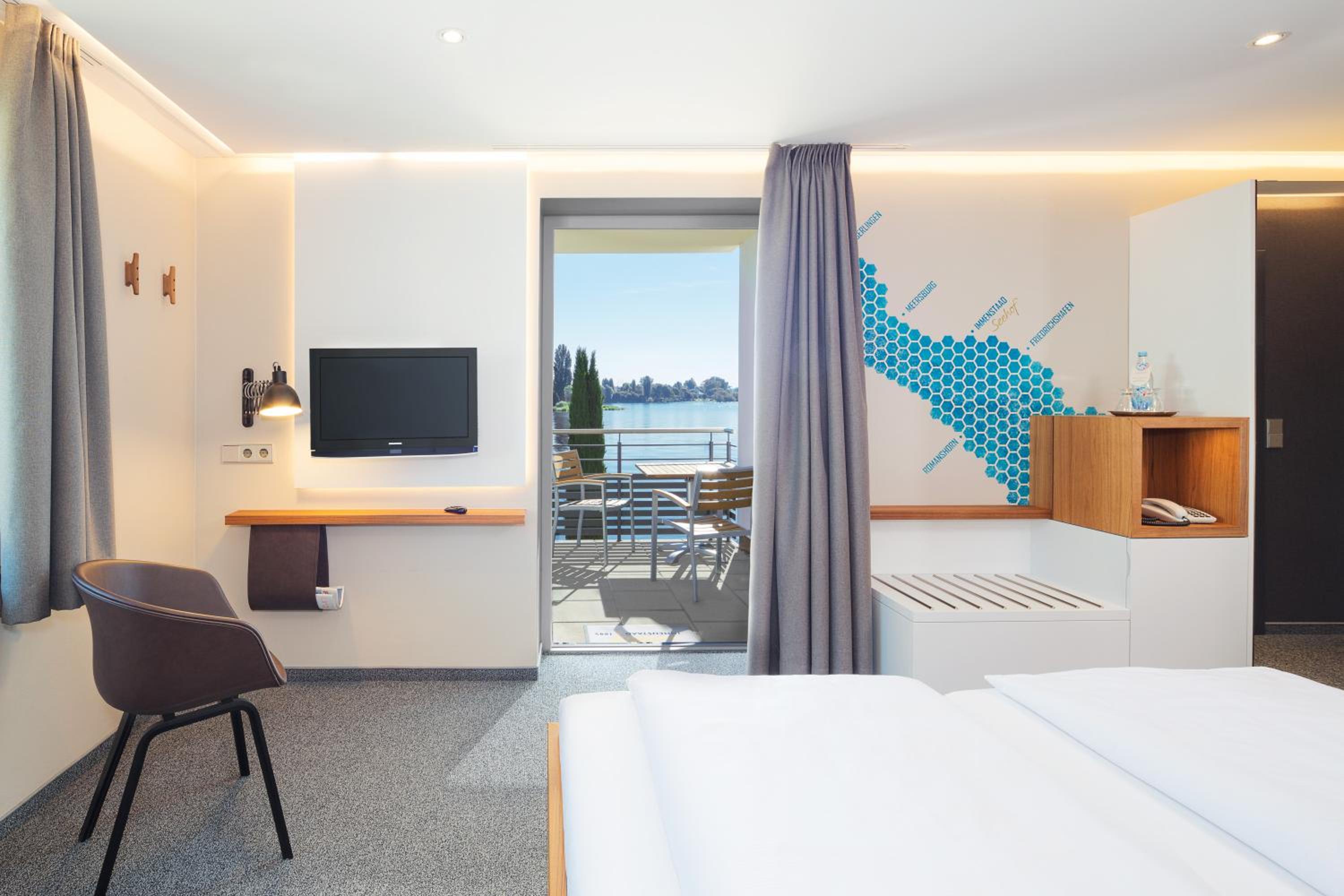 Comfort Double Room with Lateral Lake View and Balcony