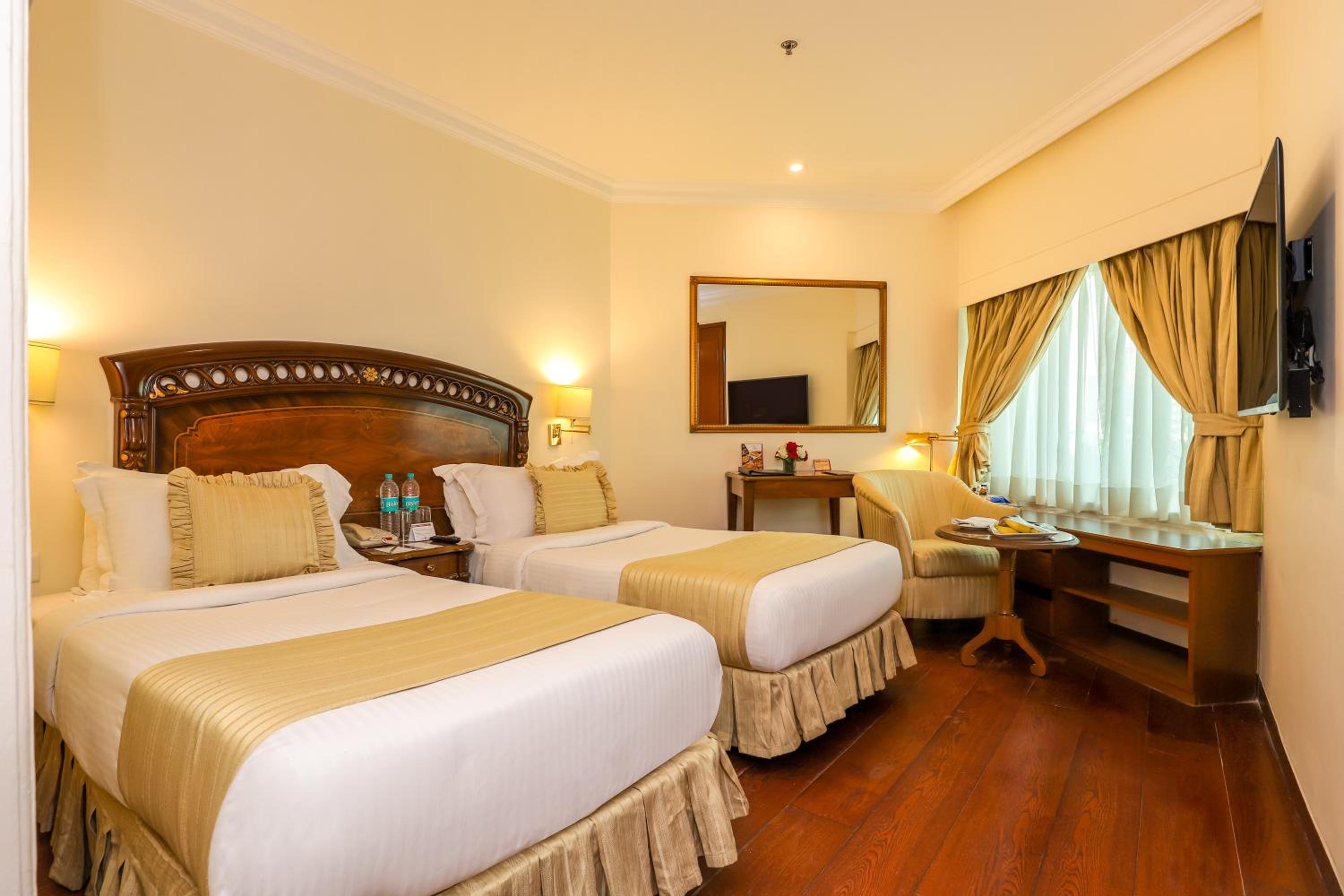 Deluxe Twin Room thumbnail 5