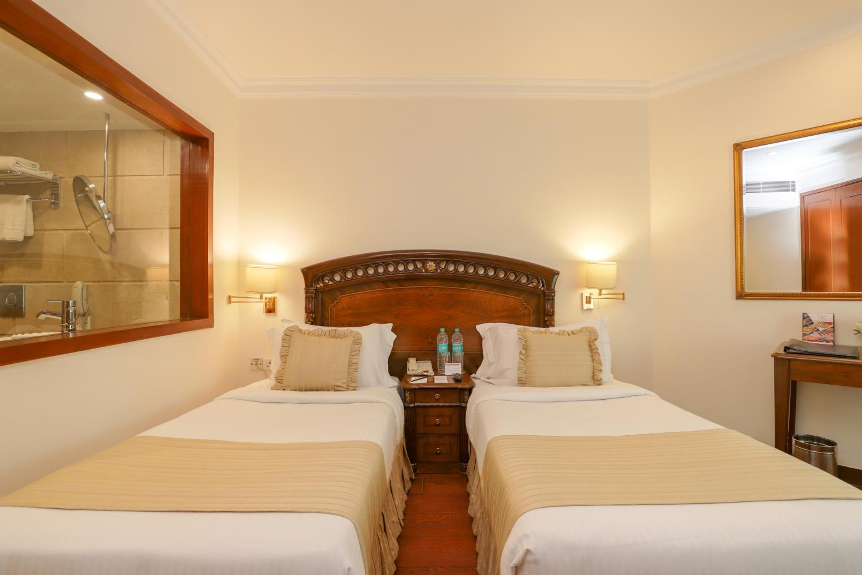 Deluxe Twin Room thumbnail 6