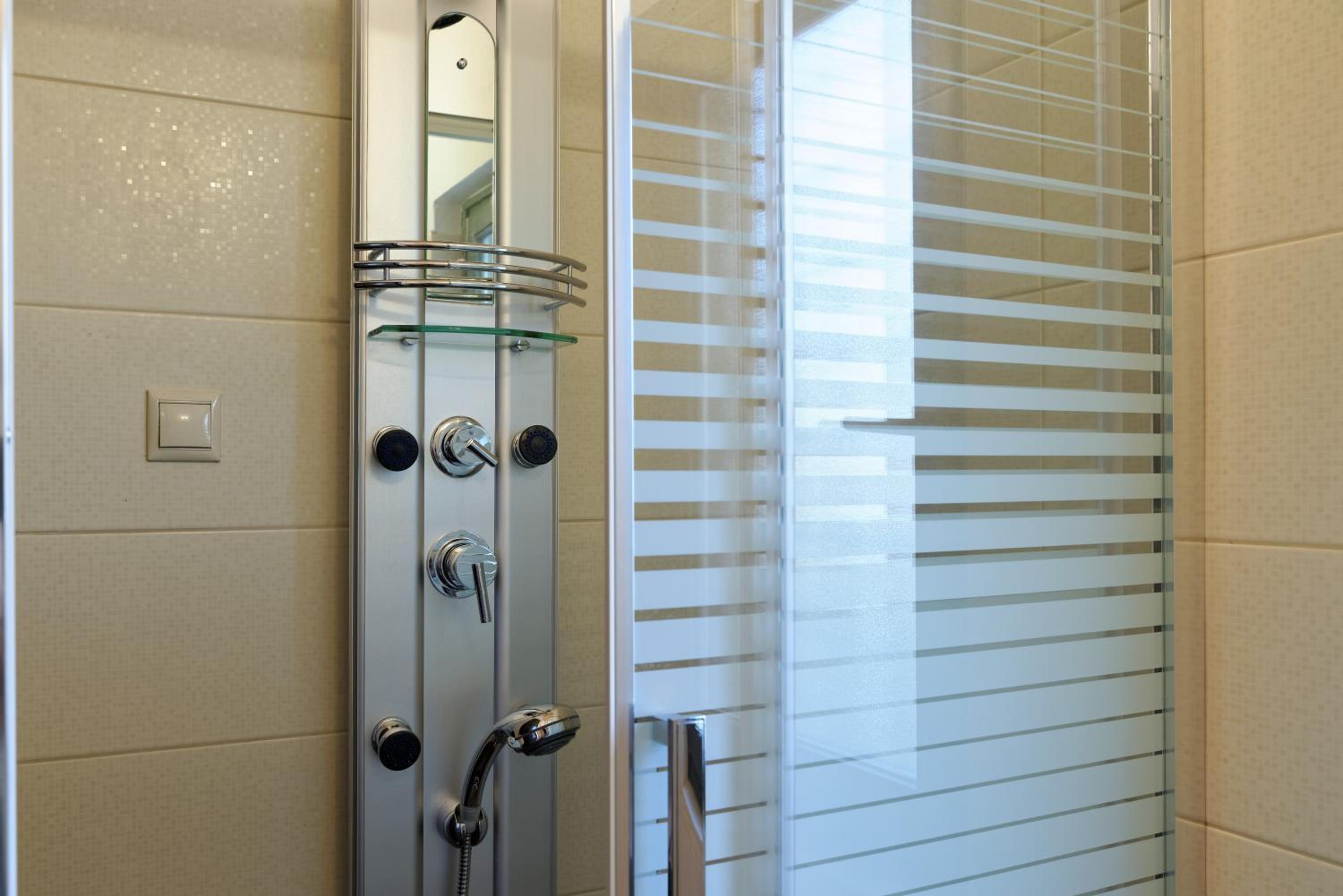 Triple Room with Hydromassage Shower Cabin - Photo 6
