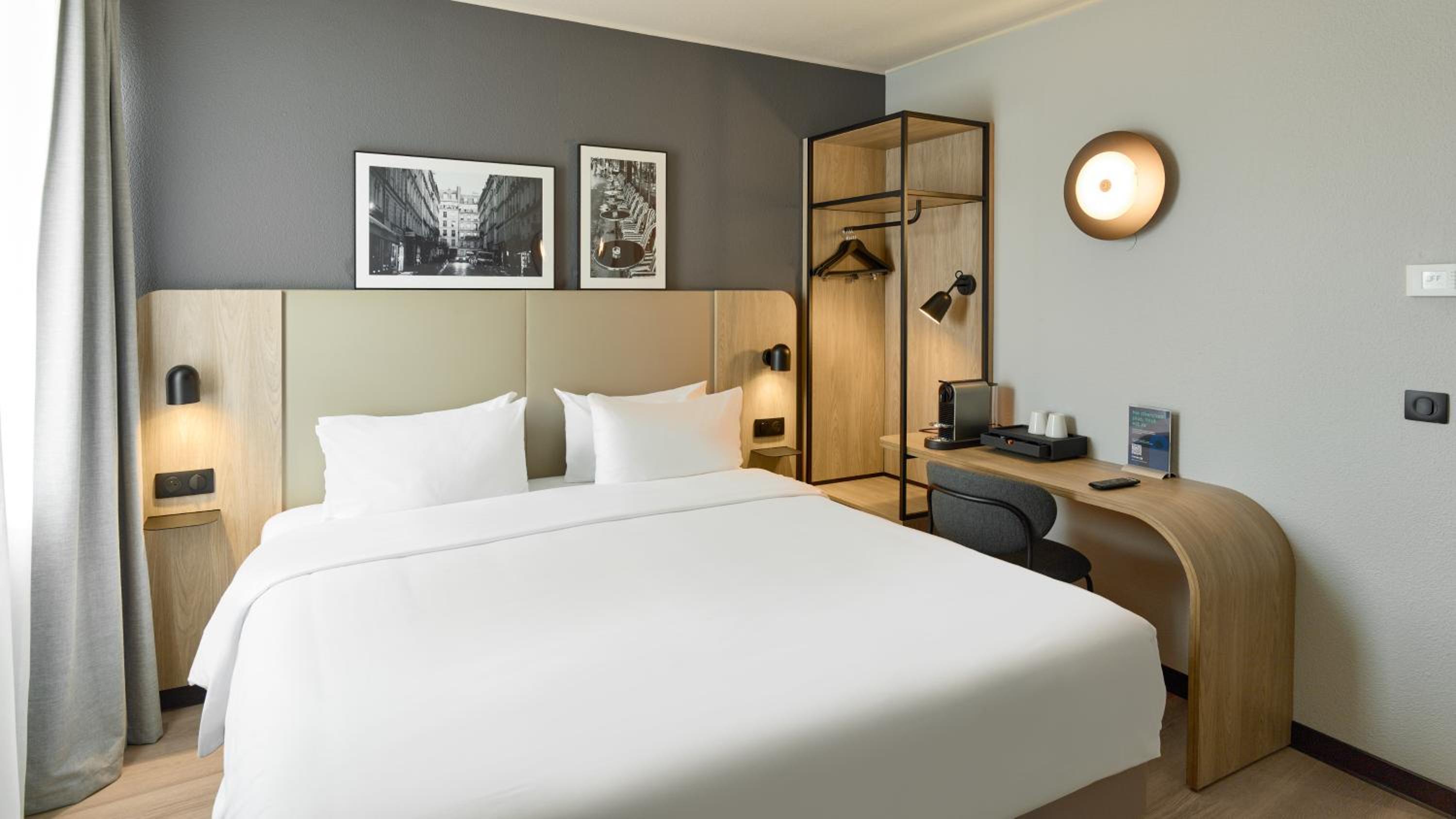Superior Room - 1 King Bed - Photo 3
