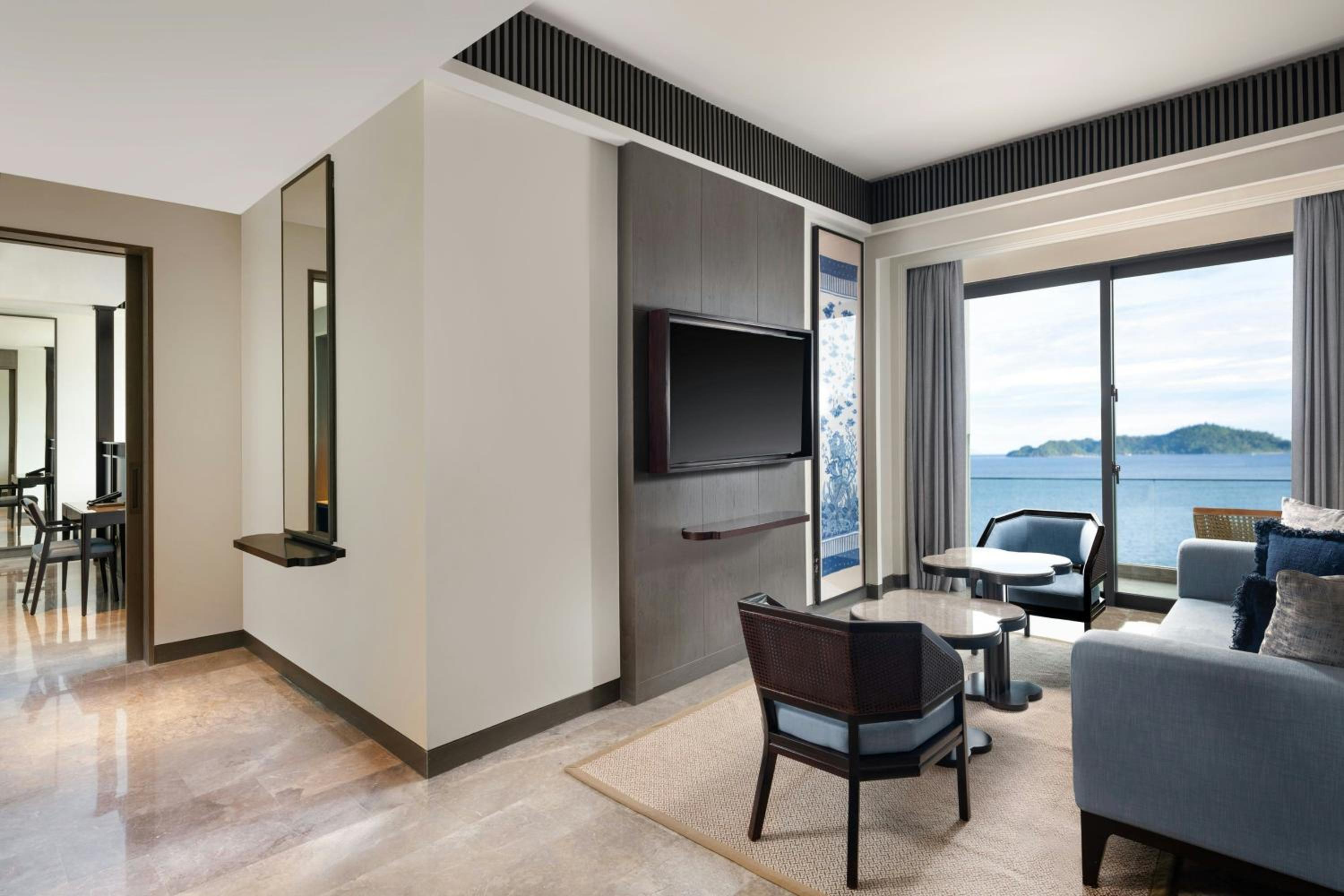 One-Bedroom King Executive Suite with Tub - Photo 4