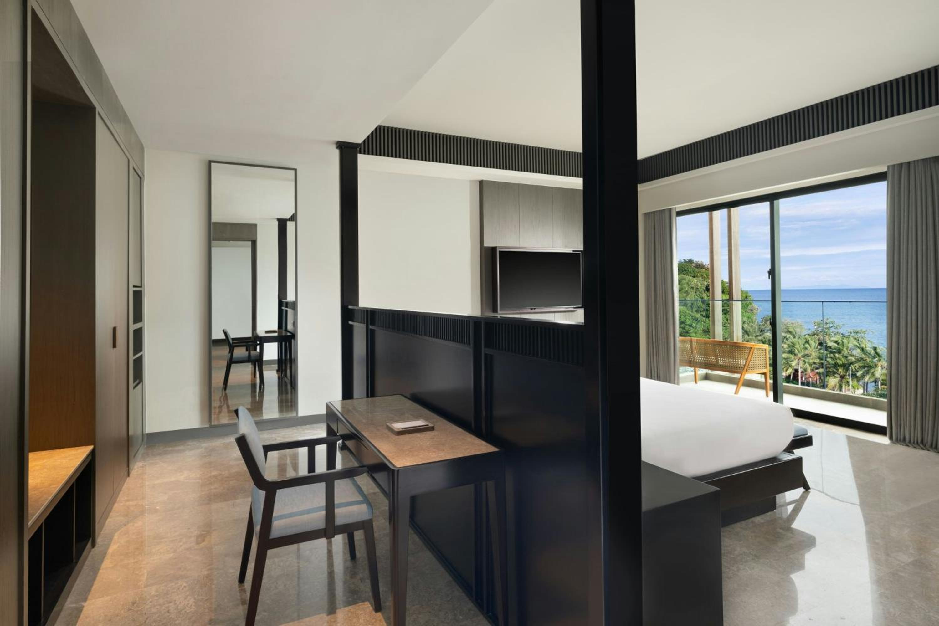 One-Bedroom King Executive Suite with Tub - Photo 5