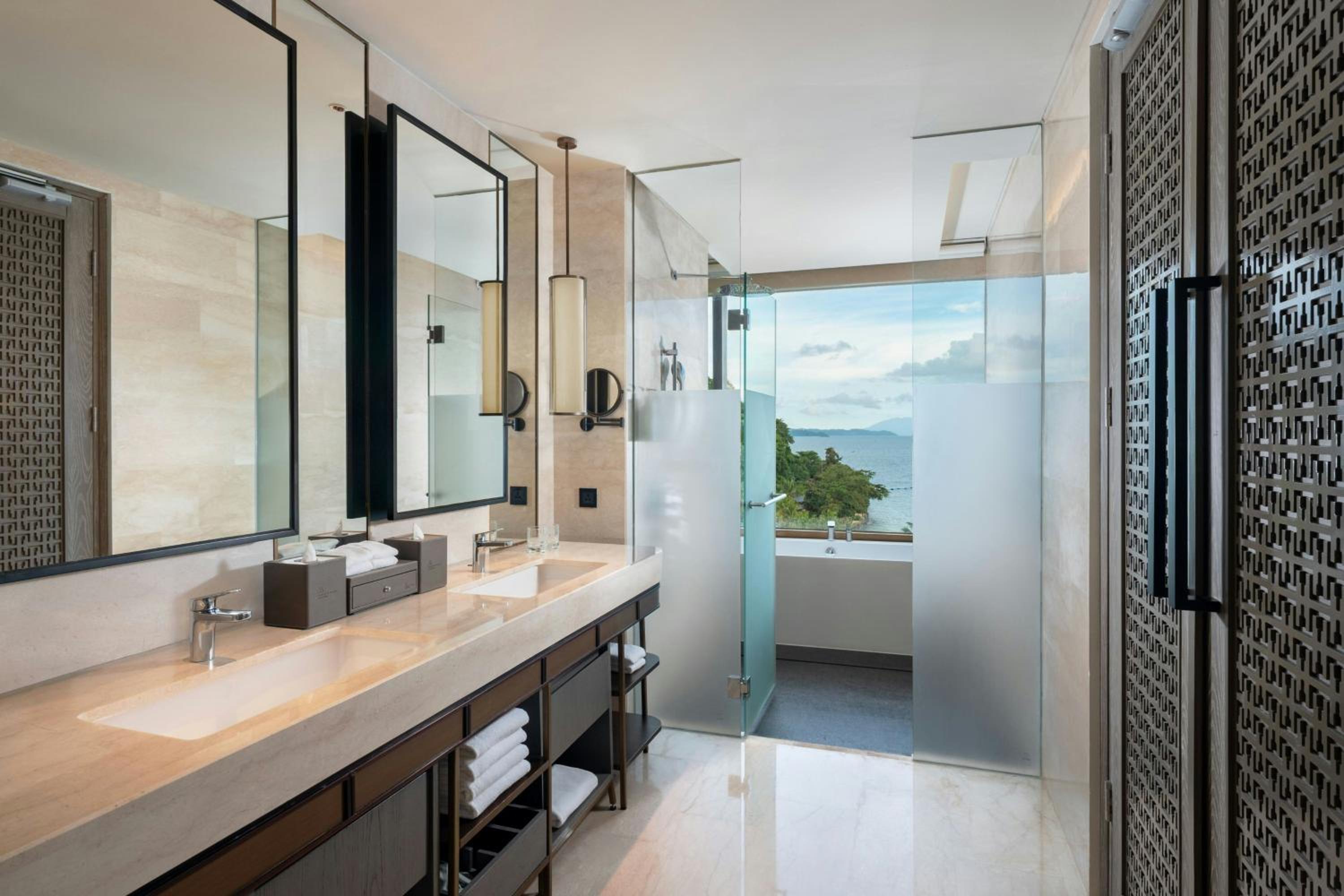 Studio King Suite with Ocean View - Photo 4