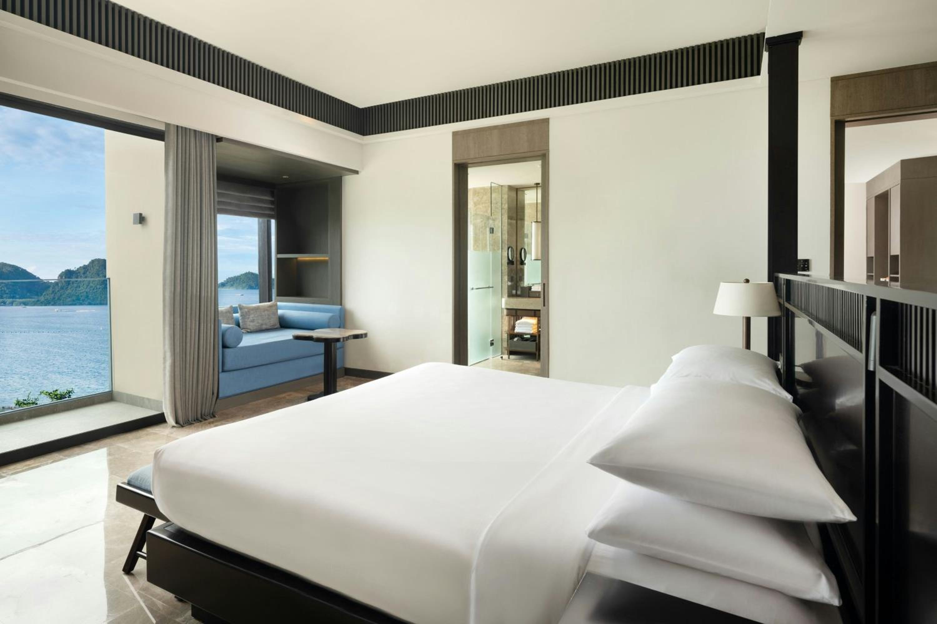 One-Bedroom King Executive Suite with Tub - Photo 1
