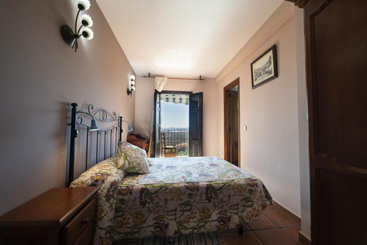 Five-Bedroom House photo 2