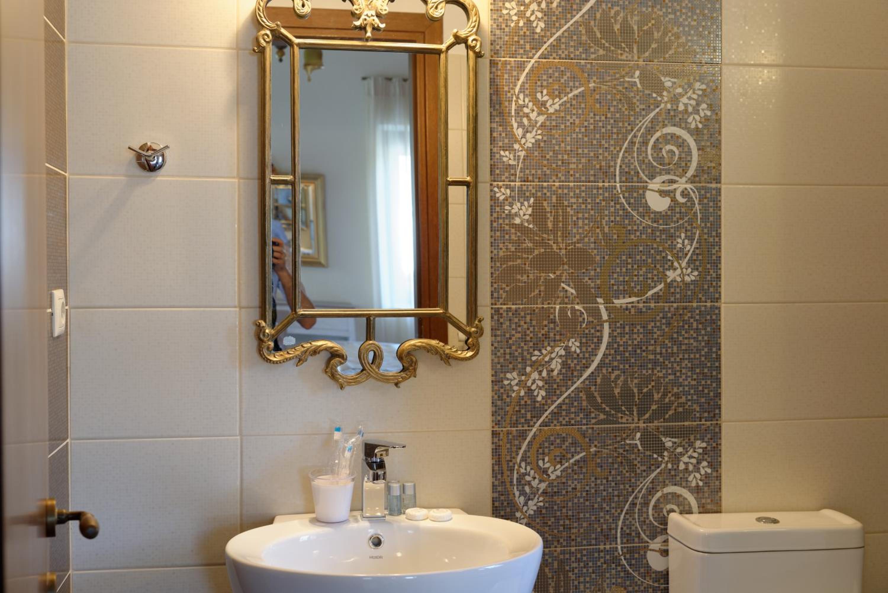 Triple Room with Hydromassage Shower Cabin - Photo 4