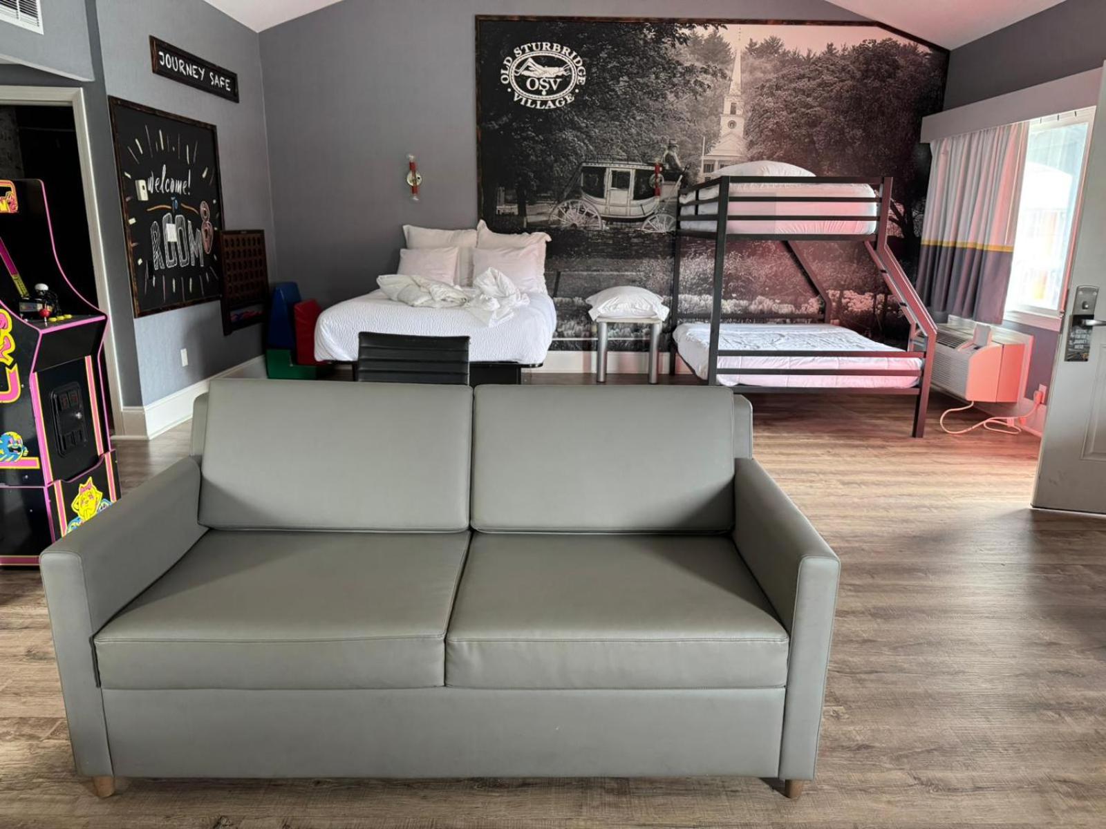 Suite with One Queen Bed and One Bunk Bed - Non-Smoking - Photo 6