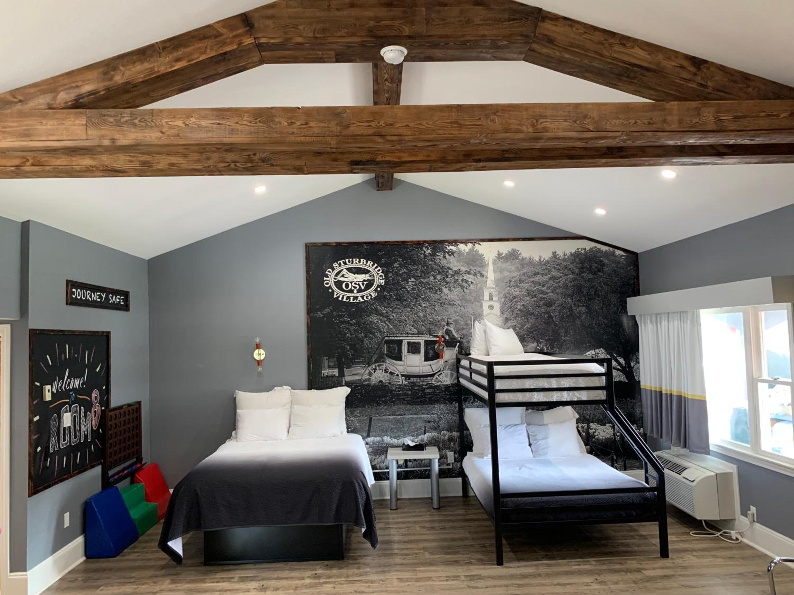Suite with One Queen Bed and One Bunk Bed - Non-Smoking - Photo 14