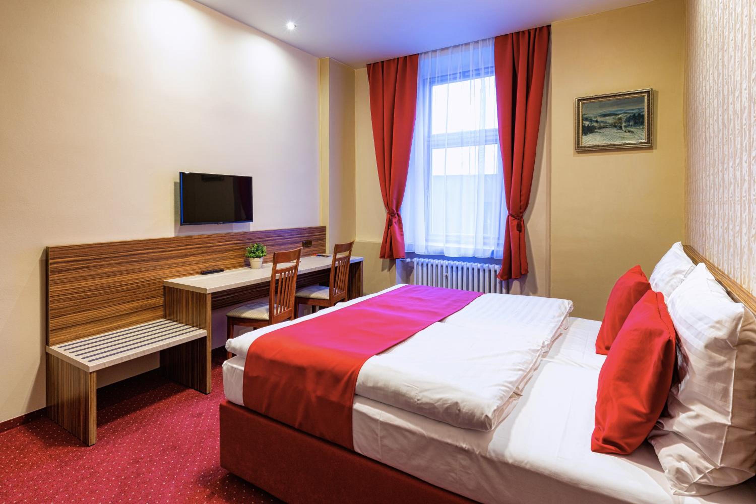 Double or Twin Room with Private Bathroom - Photo 3