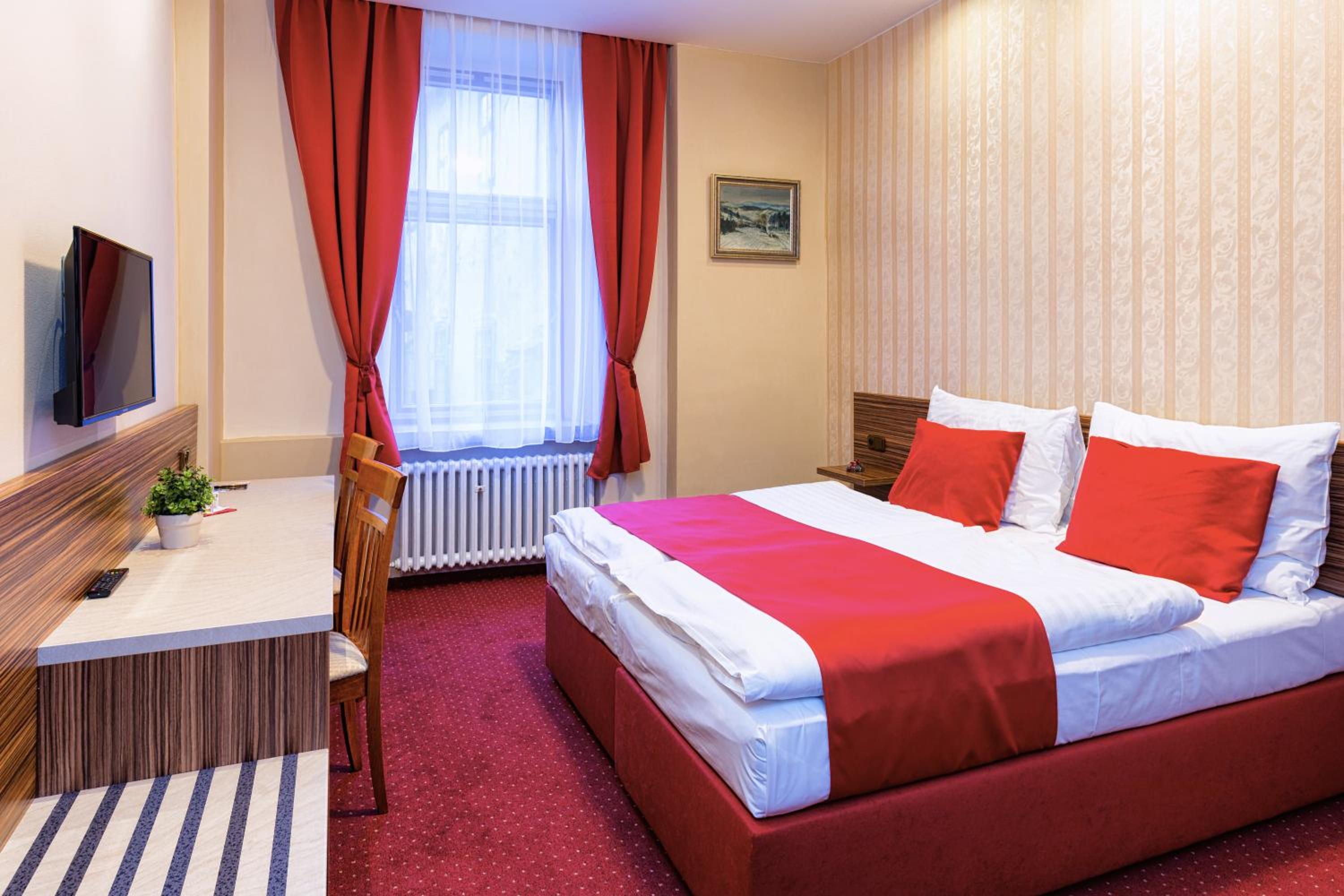 Double or Twin Room with Private Bathroom - Photo 1