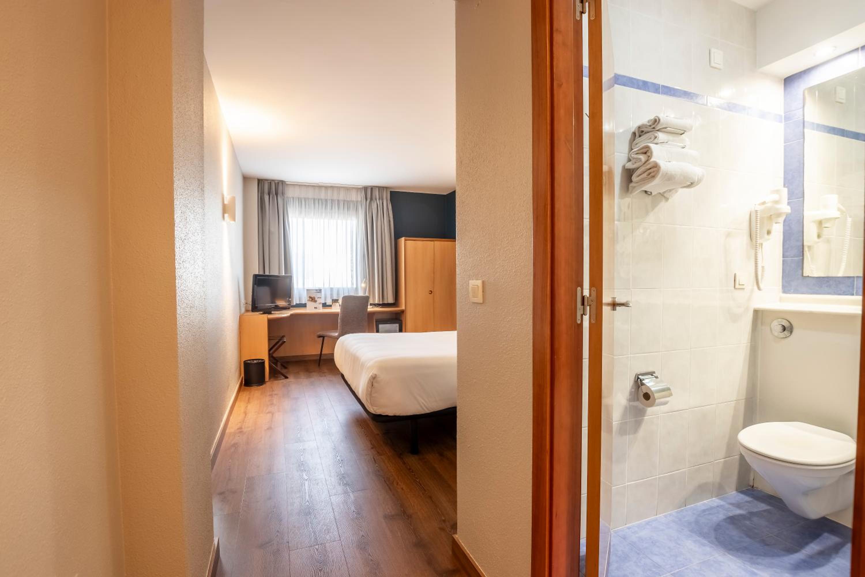Double Room - Disability Access - Photo 16