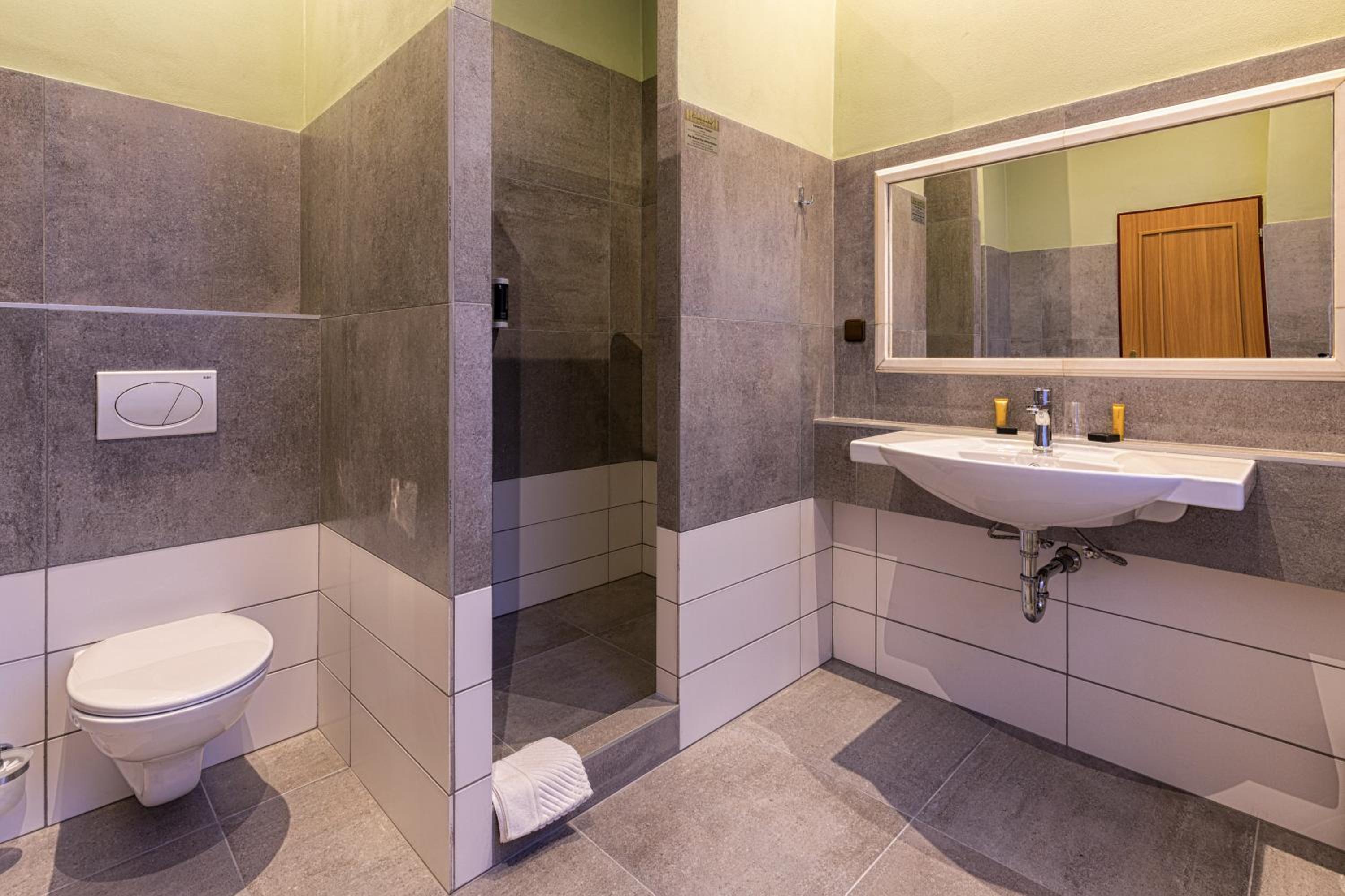Double or Twin Room with Private Bathroom - Photo 5