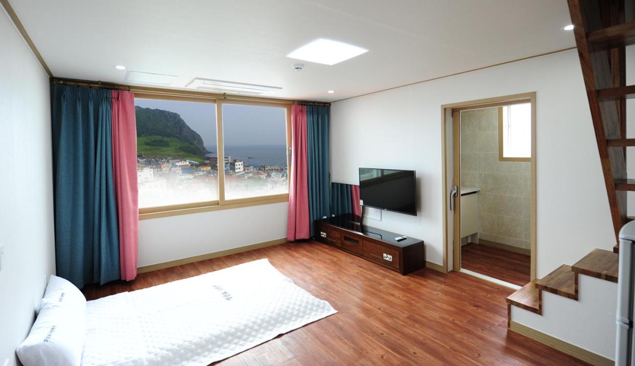 Two-Bedroom Townhouse - Photo 1