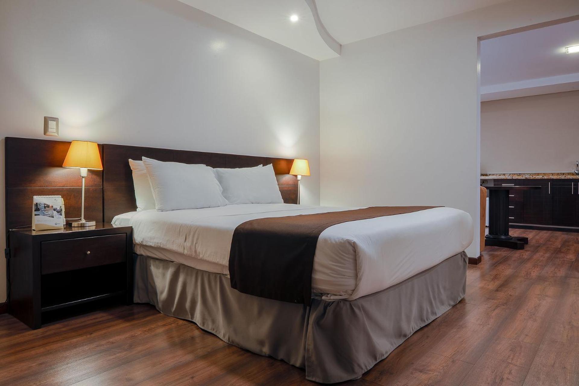 Queen Suite with Spa Bath photo 3